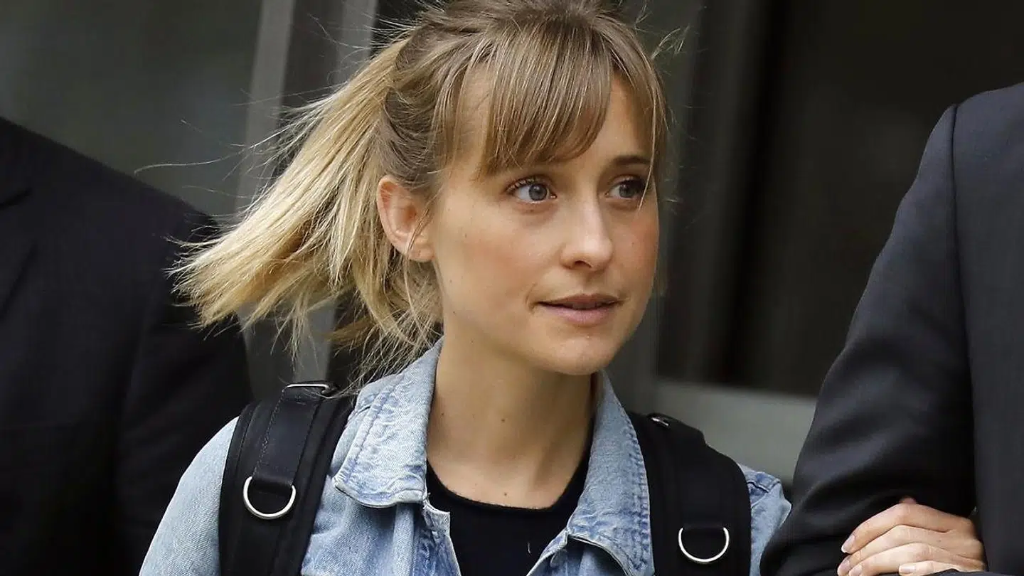Smallville-stjernen Allison Mack ved retten i New York i april sidste år.