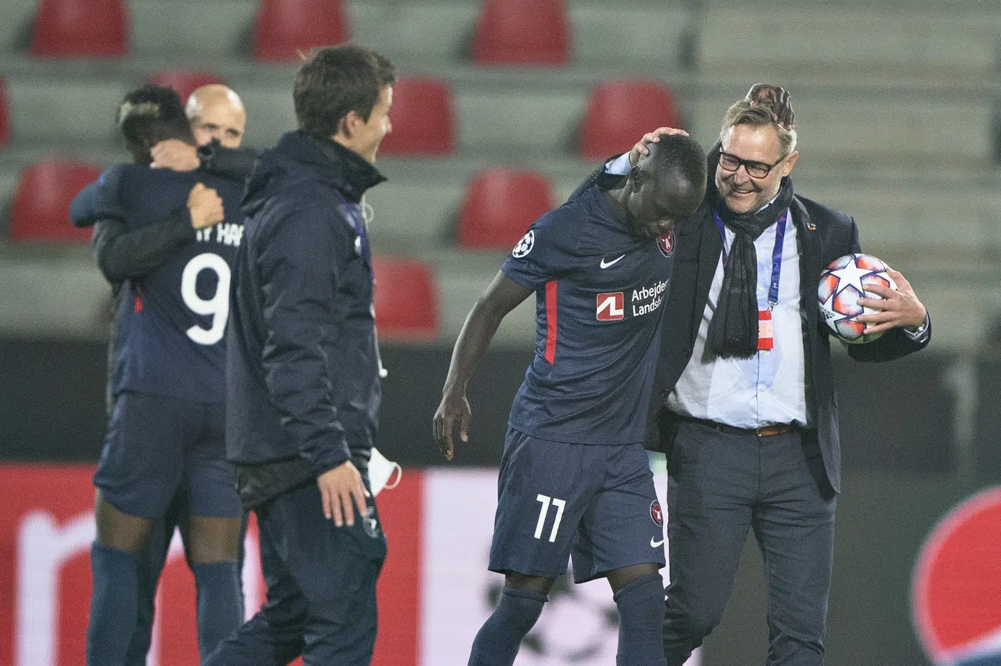 - Nu skal vi videre fra gruppespillet. Jeg synes, at vi har holdet til at tro på, at vi kan få de point, der skal gøre, at vi skal videre, siger Claus Steinlein (til højre). Henning Bagger/Ritzau Scanpix