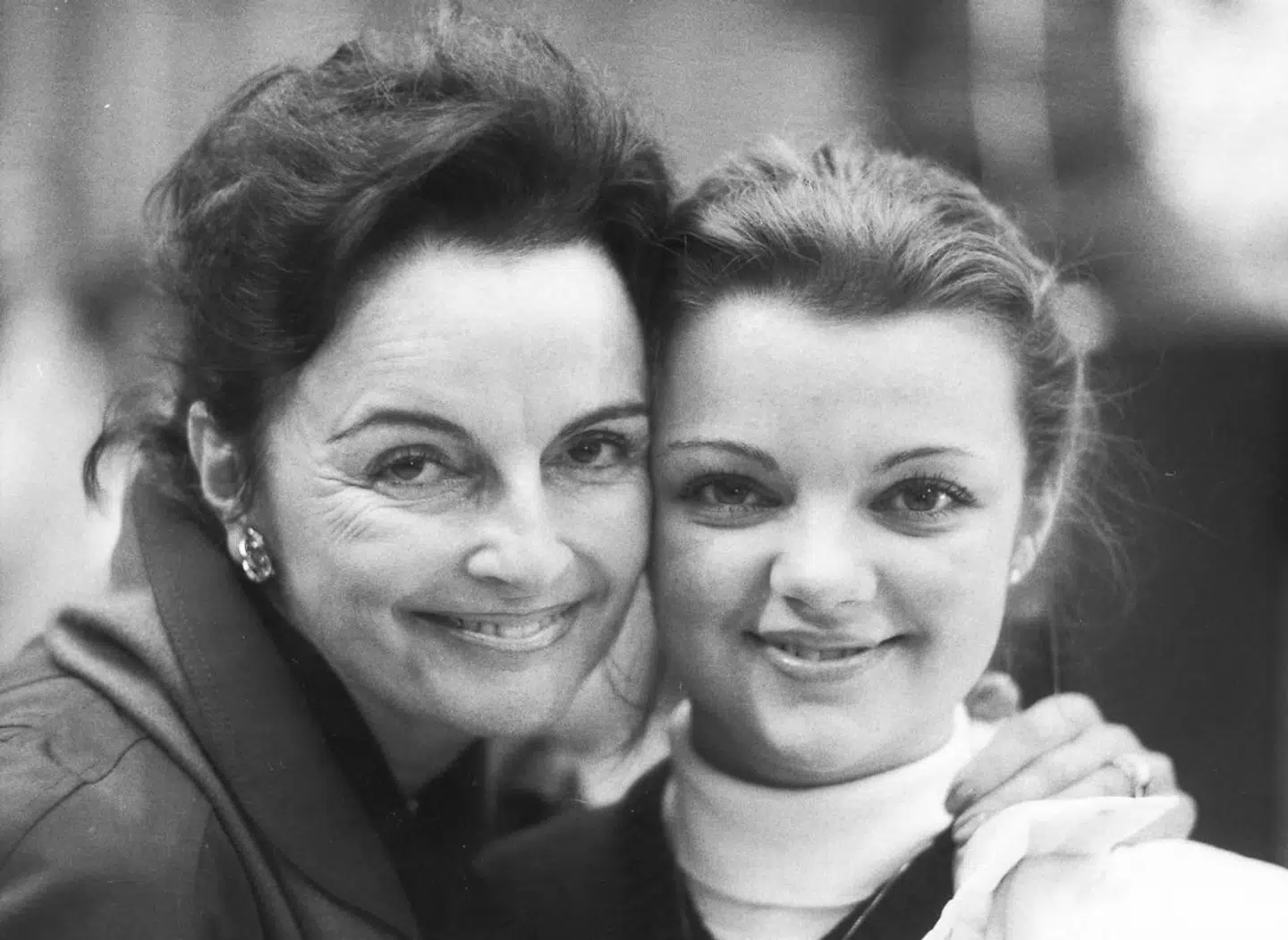 Pusle Helmuth som barn sammen med sin mor, Jeanne Darville.