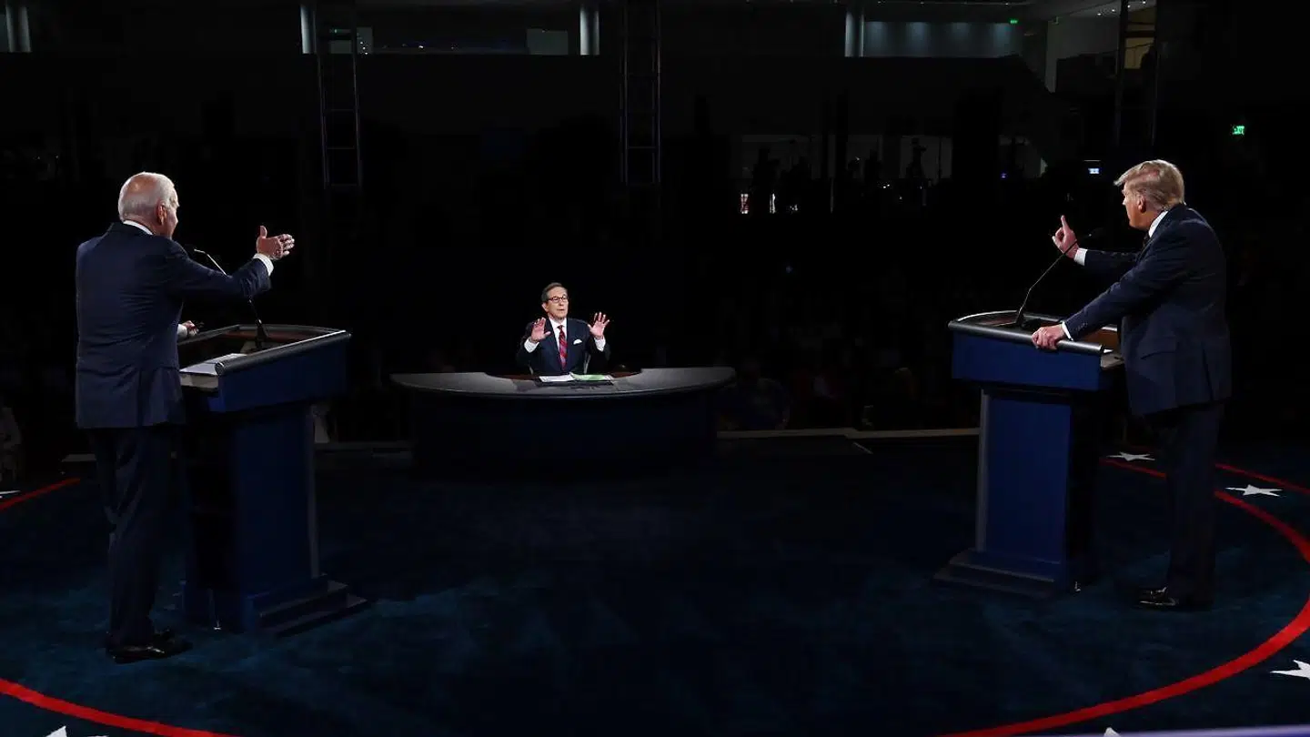 Et godt billede på nattens debat. Moderator Chris Wallace forsøger at skabe ro.