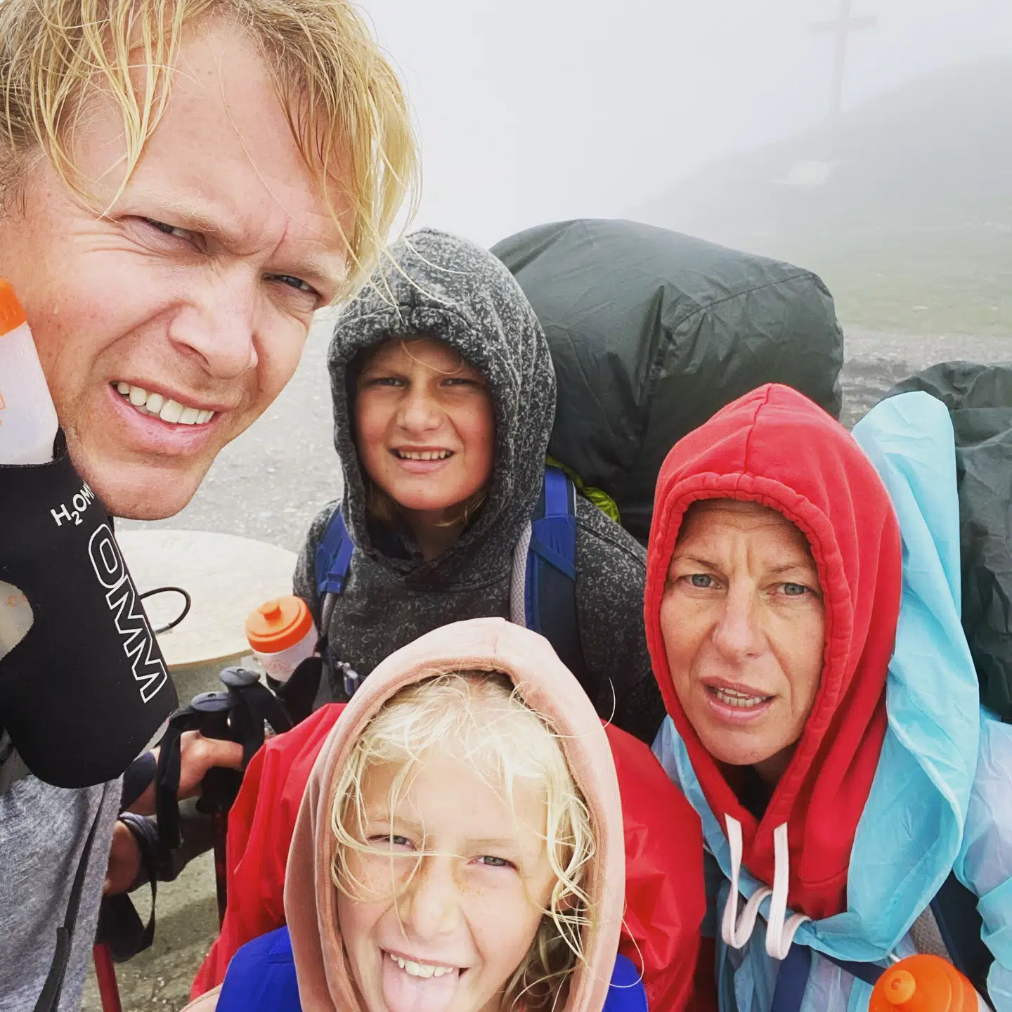 I sommer tog familien den lange vandretur rundt om Mount Blanc.