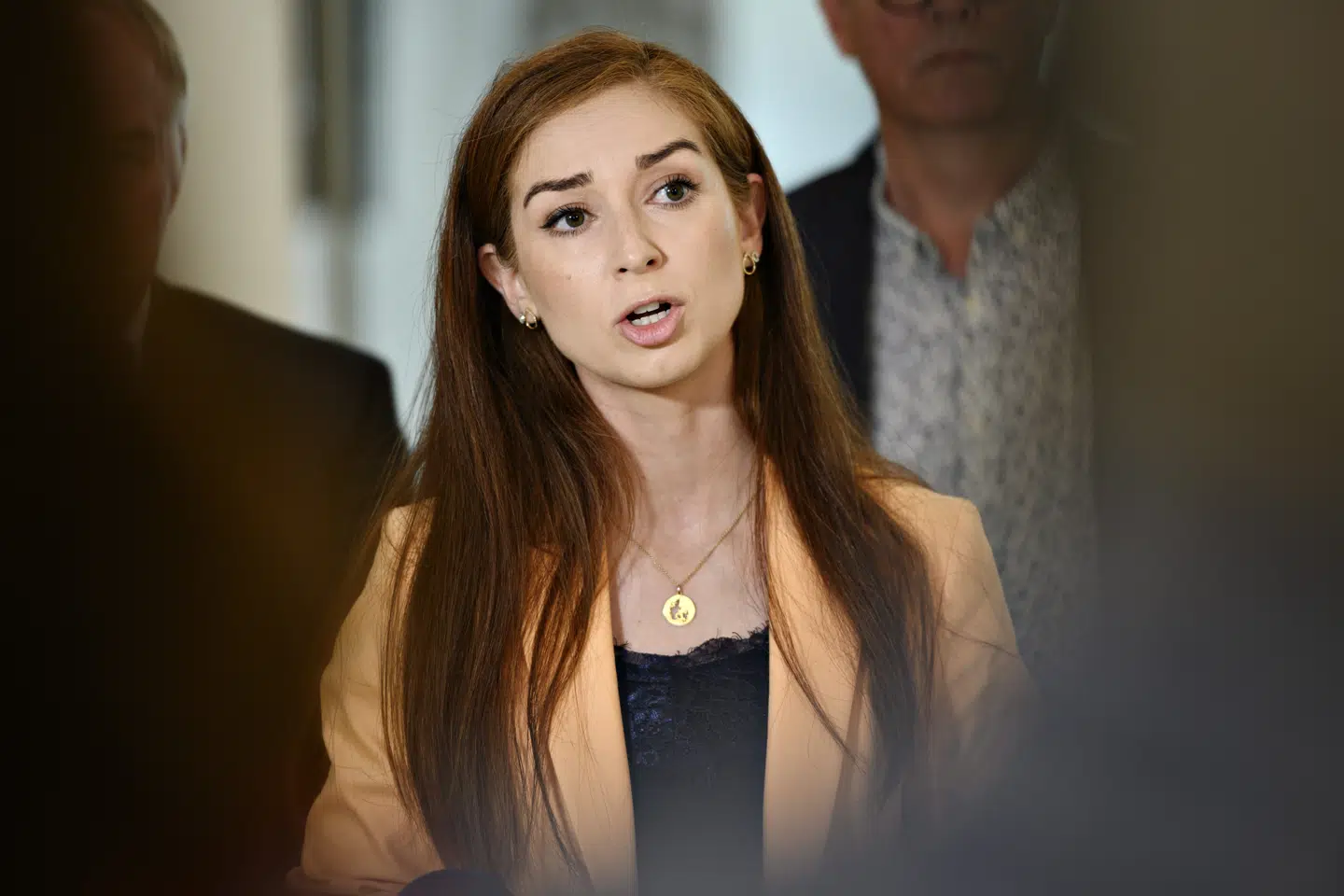 Samira Nawa (R) og regeringens andre støttepartier vil akut sende penge til Kvinfo, så videnscentret kan rådgive om sexisme. Philip Davali/Ritzau Scanpix
