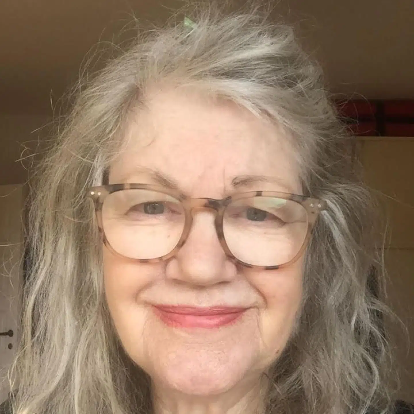 Lene Santora arbejdede fra 1978 til 1989 i USA som tøjdesigner. I dag er hun 76 år og tilbringer sin pensionisttilværesle på Frederiksberg.