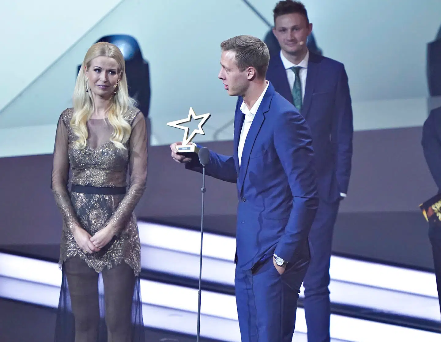 B.T. Guld bliver hvert år uddelt sportsgallaen. Sidste gang gik atleternes egen pris til håndboldherrene for deres VM-triumf. Her var det Nicolai Markussen, der tog imod prisen fra B.T.s sporschef, Søren Hanghøj Kristensen.