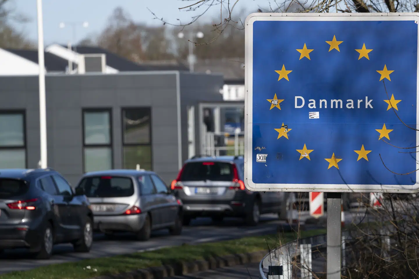 En del af de ventede CO2-reduktioner fra regeringens udspil til transportsektoren kommer fra, at flere ventes at tanke diesel og benzin i Tyskland. (Arkivfoto) Claus Fisker/Ritzau Scanpix