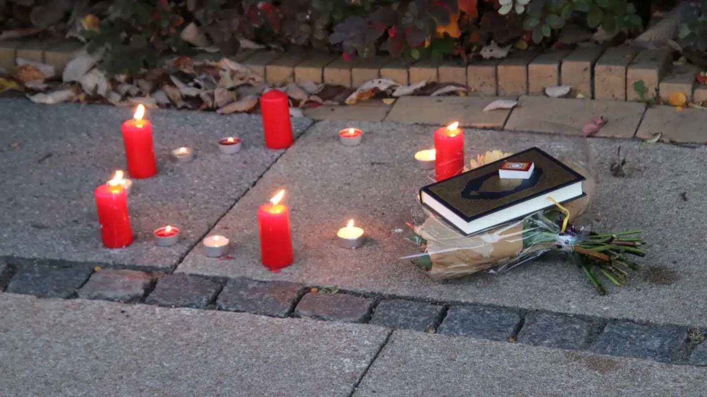 Der er lagt blomster ude foran salonen, hvor den 20-årige frisør blev dræbt.
