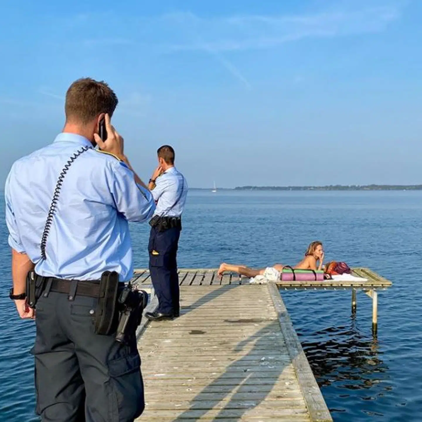 Betjentene indvilligede i at lade situationen blive foreviget på et billede, så længe man ikke kunne se deres ansigter.