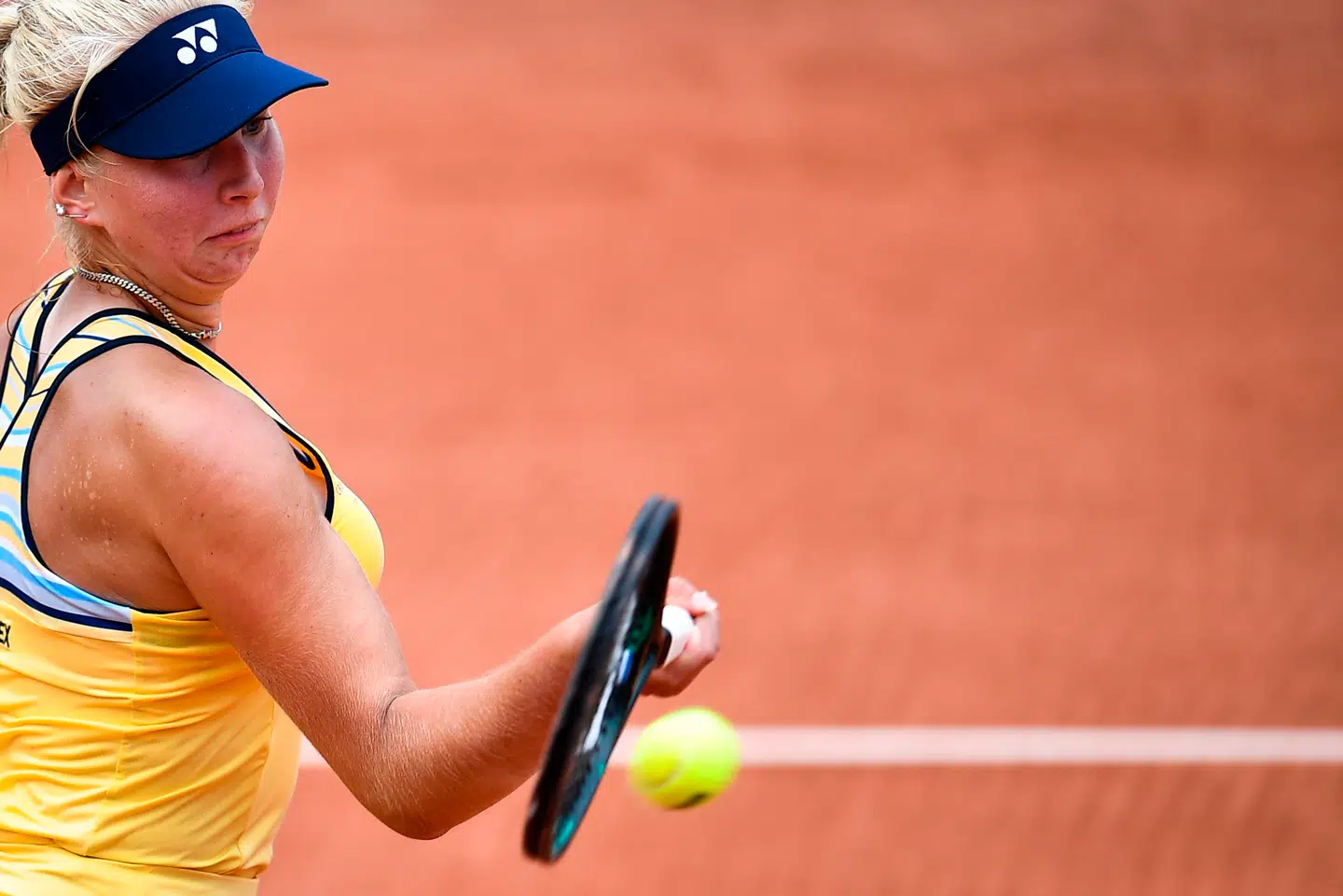 17-årige Clara Tauson er klar til anden runde af French Open i, hvad der er hendes første Grand Slam på seniorniveau nogensinde.