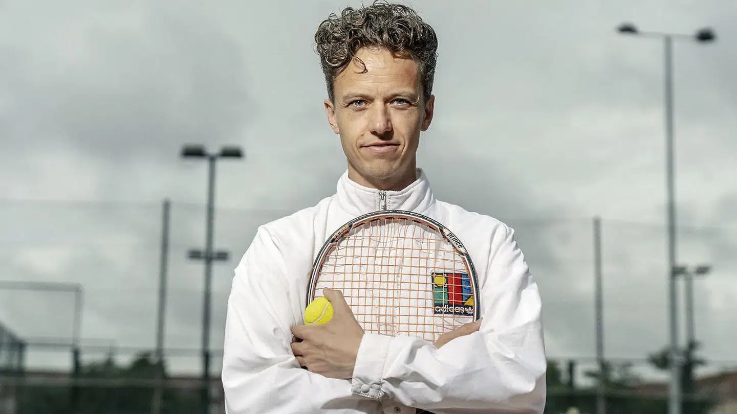 Forfatter, journalist og tenniskommentator Anders Haahr missede muligheden for at kommentere Clara Tausons første sejr ved en Grand Slam nogensinde.