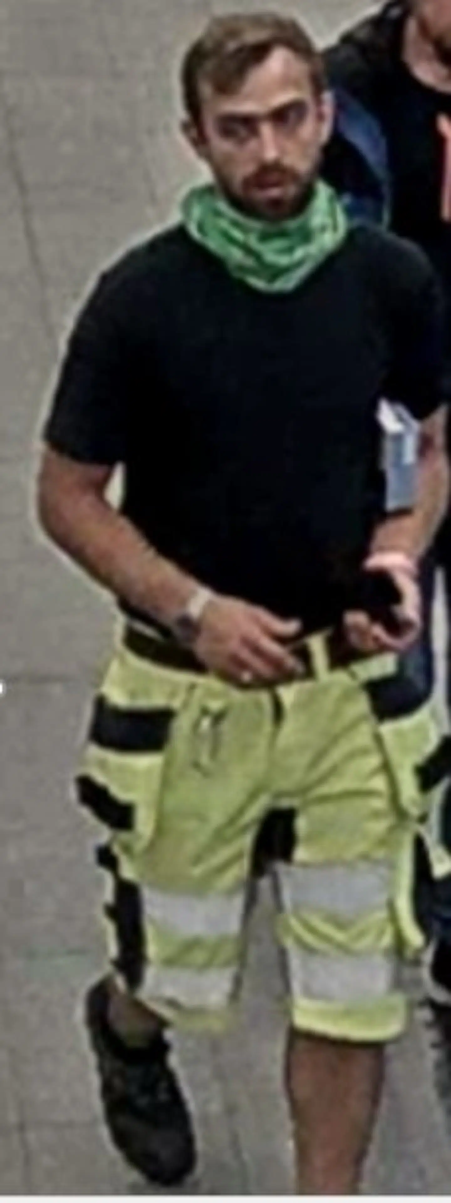 Københavns Politi efterlyser denne mand, som er mistænkt for røveri og grov vold.