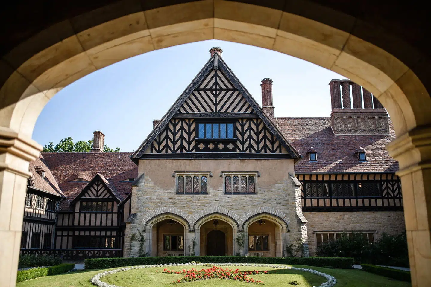 Prins Georg Friedrich gør blandt andet krav på Cecilienhof slot i Potsdam syd for Berlin. I øjeblikket fungerer det som museum.