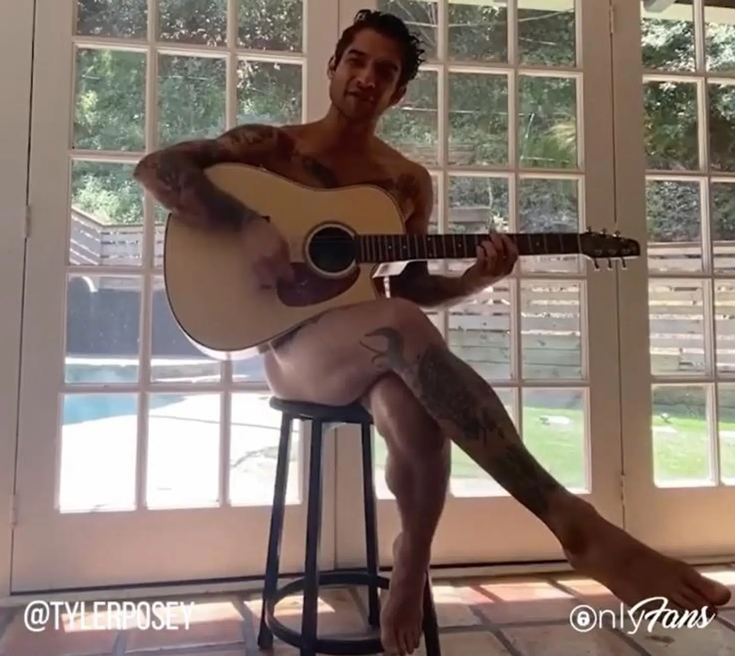 Tyler Posey splitterravende nøgen med en guitar, mens han annoncerer sin nye profil på OnlyFans.