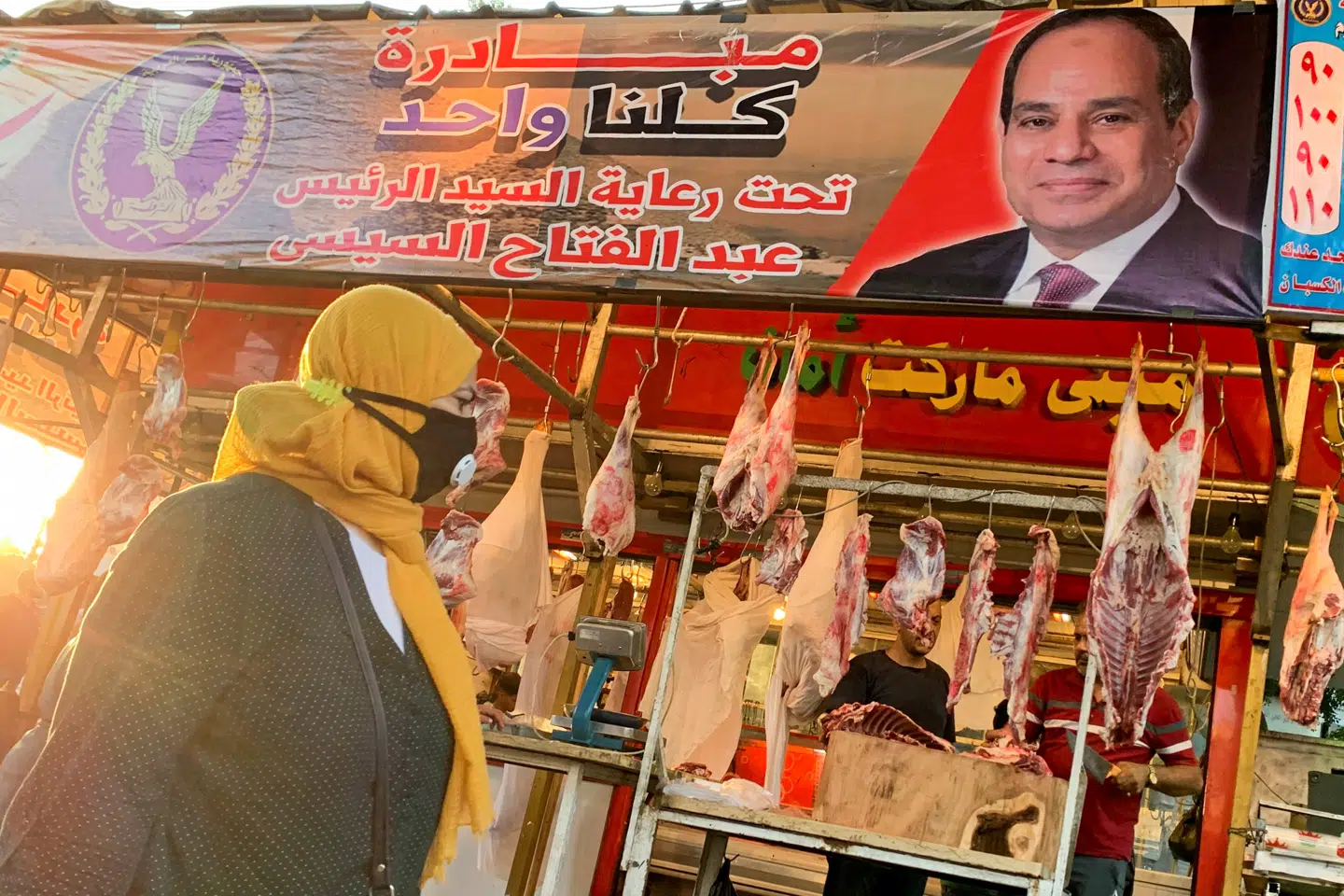 En kvinde passerer forbi en plakat med præsident Sisis portræt på al-Ataba markedet i Kairo. Ytrings- og forsamlingsfriheden er mindsket betydeligt under Sisi, og et stort antal politiske aktivister sidder i Egyptens fængsler for at have ytret modstand mod hans styre. (Arkivfoto) Mohamed Abd El Ghany/Reuters