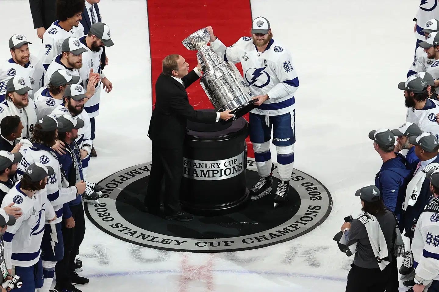 Steven Stamkos fra Tampa Bay Lightning får her overrakt det imponerende trofæ efter kampen. Bruce Bennett/Ritzau Scanpix