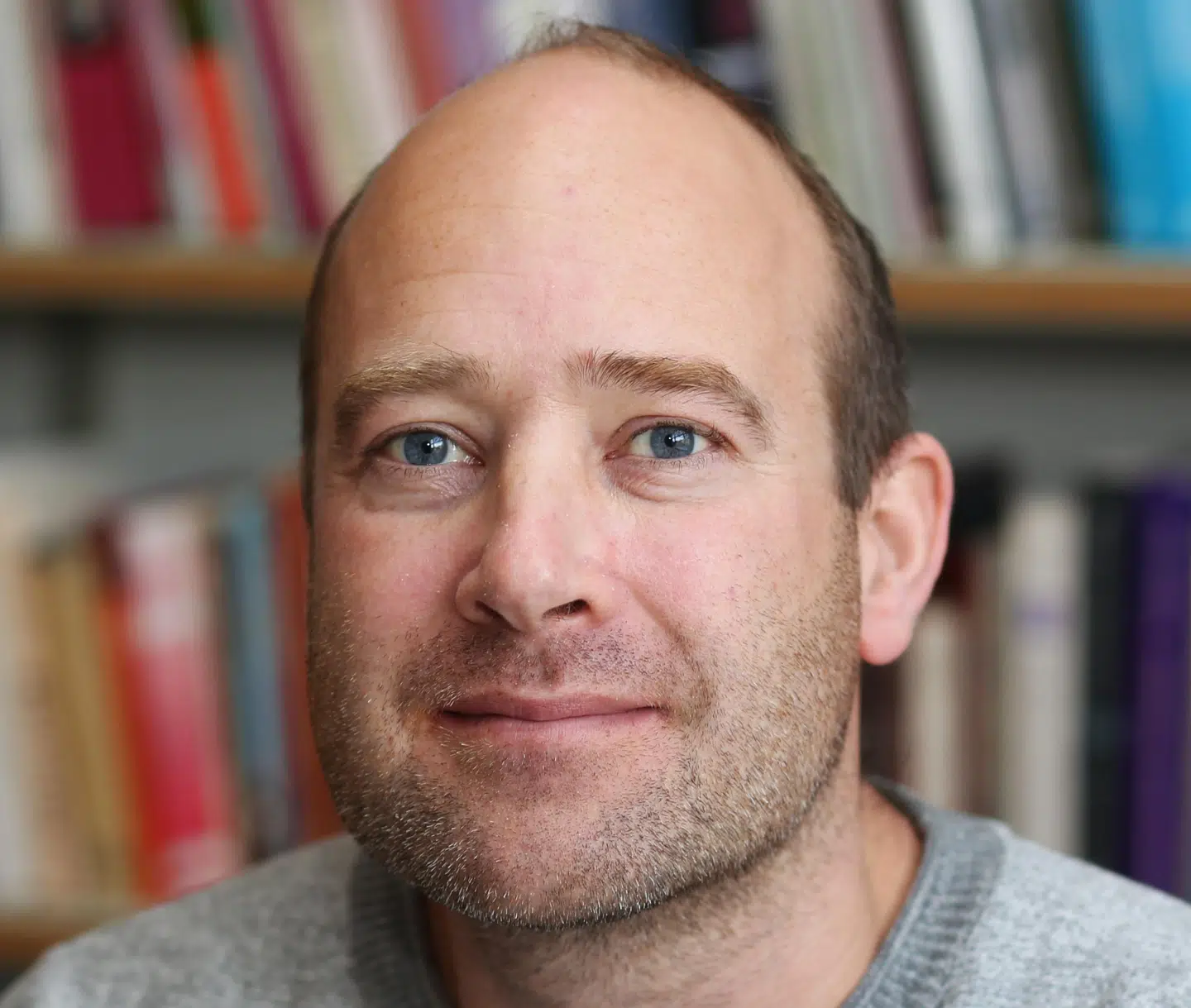 Svend-Erik Skaanings billede og navn er blevet brugt af en serie-svindler til at snyde flere personer for penge.