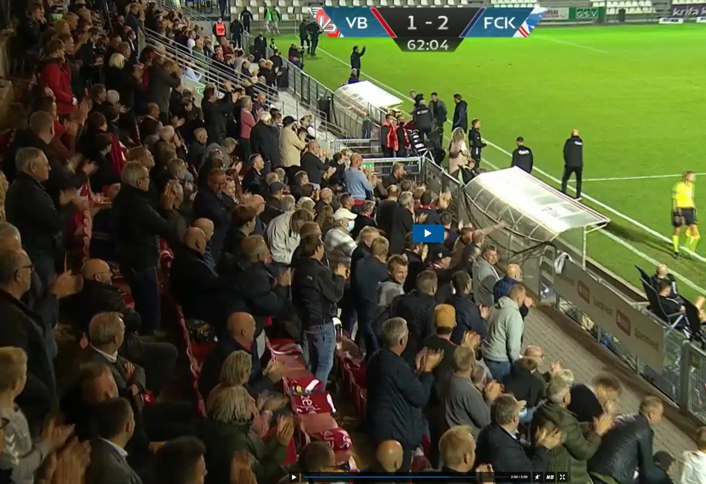 Her fejrer Vejle-tilskuerne efter en scoring til hjemmeholdet.