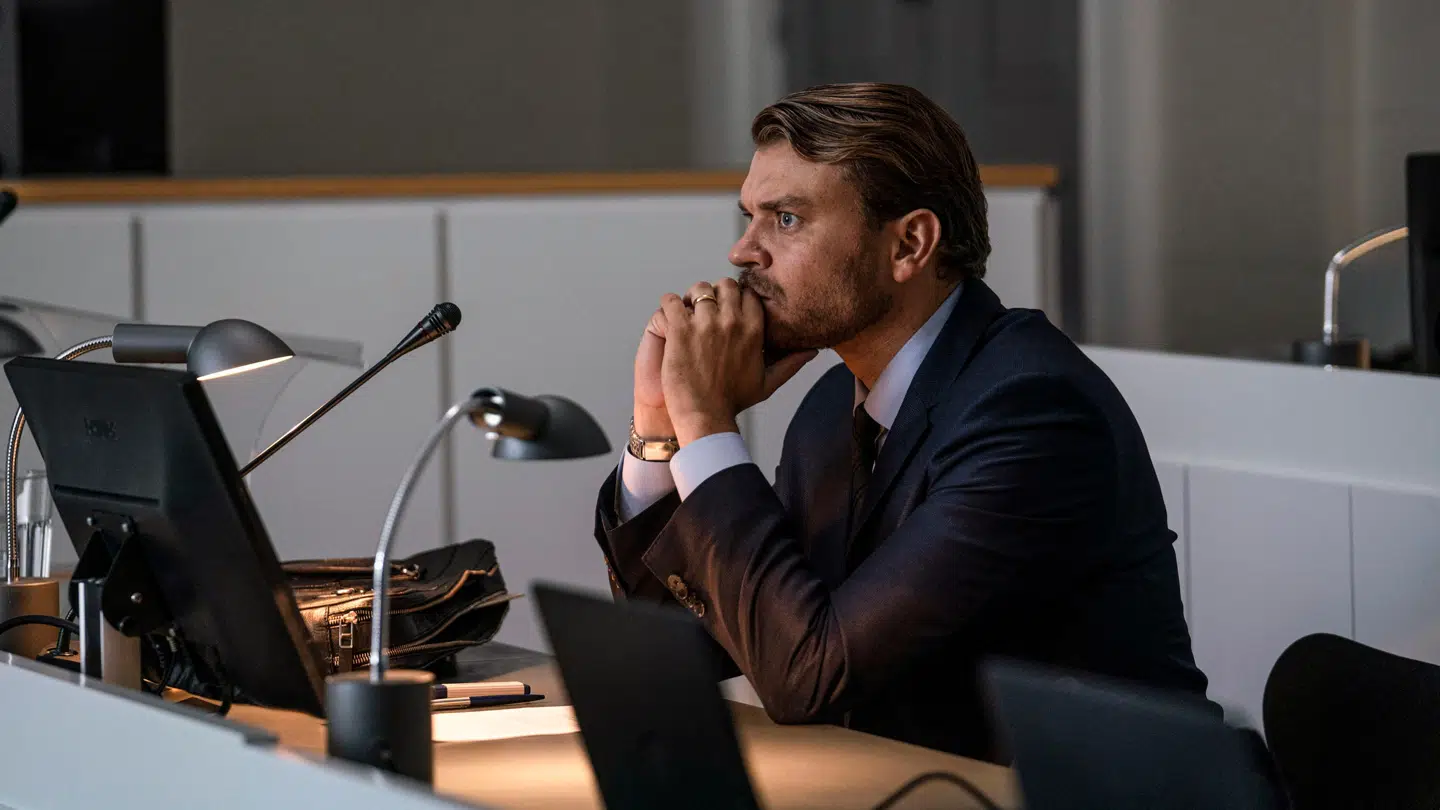 Pilou Asbæk som anklager Jakob Buch-Jepsen i 'Efterforskningen'.