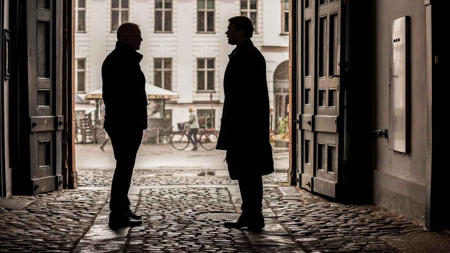 Søren Malling og Pilou Asbæk som drabschef Jens Møller og anklager Jakob Buch-Jepsen i 'Efterforskningen'.