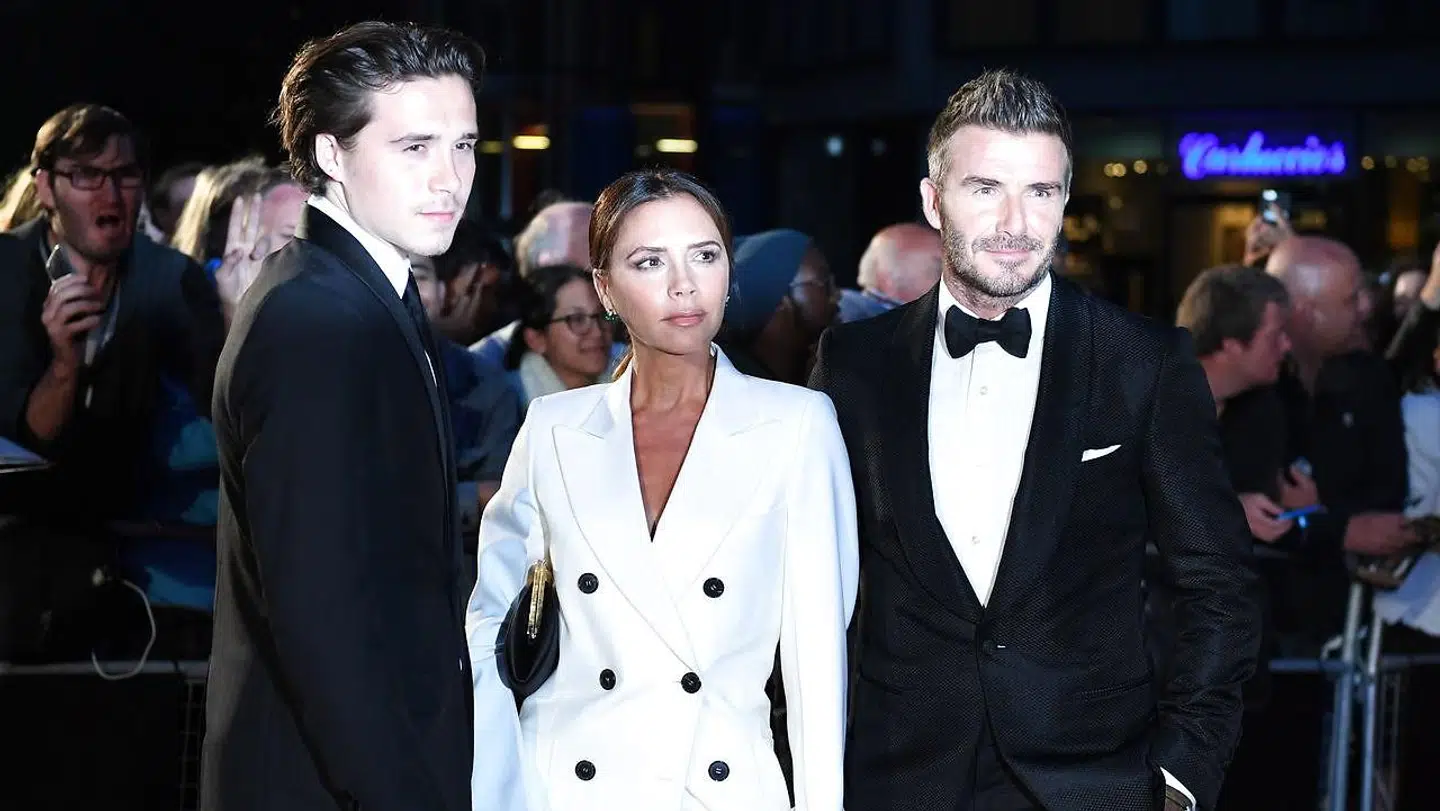 Brooklyn Beckham med sine kendte forældre.