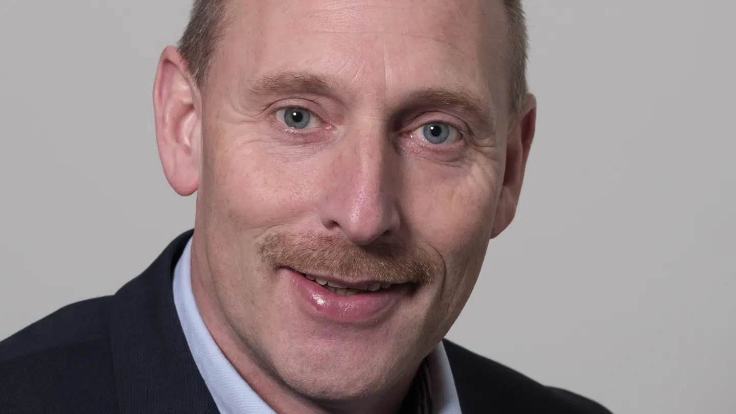 Michael Mikkelsen forlader Dansk Folkeparti – og smækker med døren.