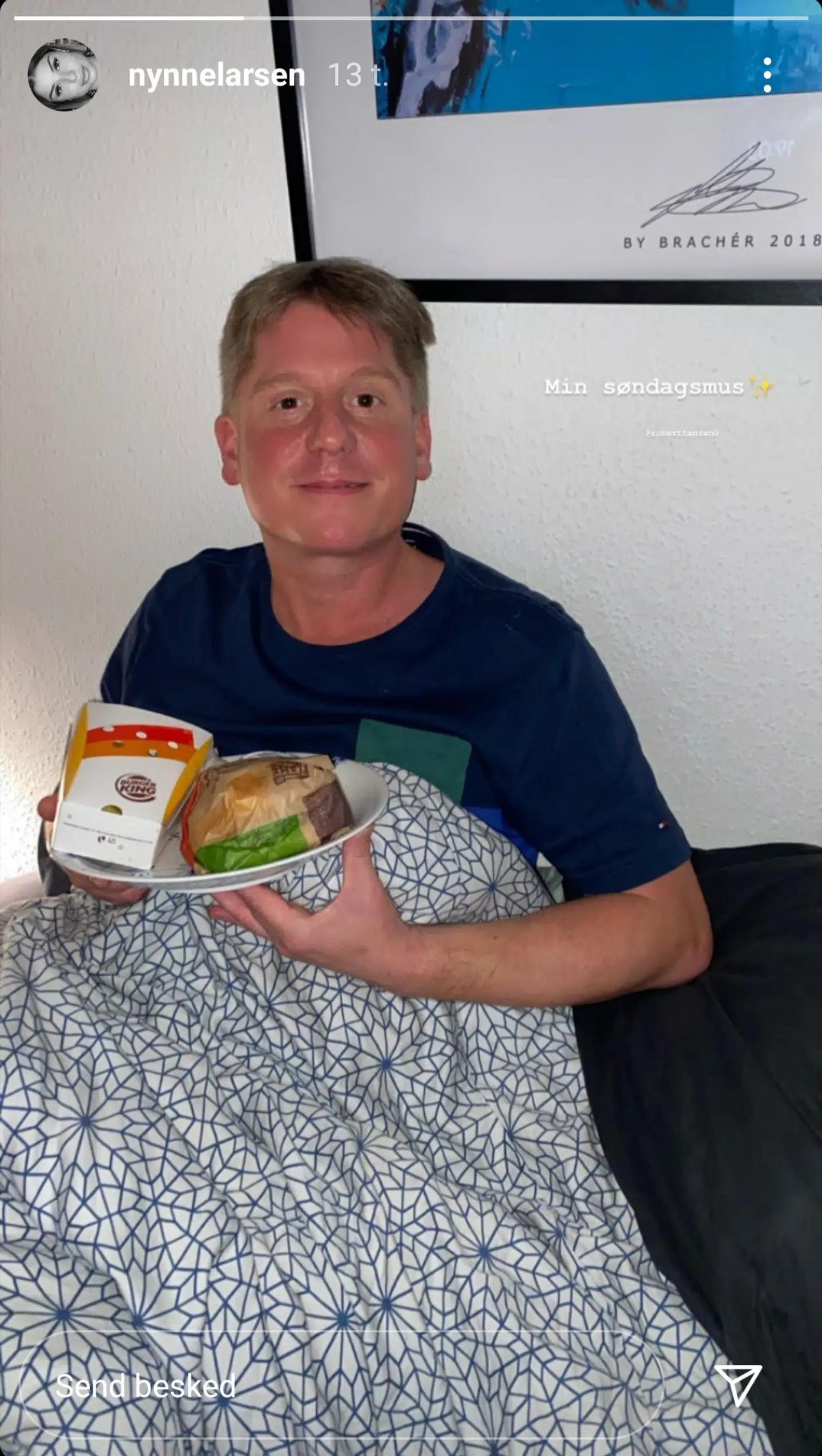 'Min søndagsmus' har Nynne Larsen skrevet til billedet af Robert Hansen.