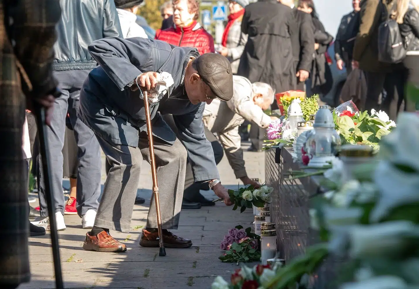 En mand lægger en blomst ved mindehøjtideligheden for de mange ofre for tragedien ombord på Estonia. (Arkivfoto)