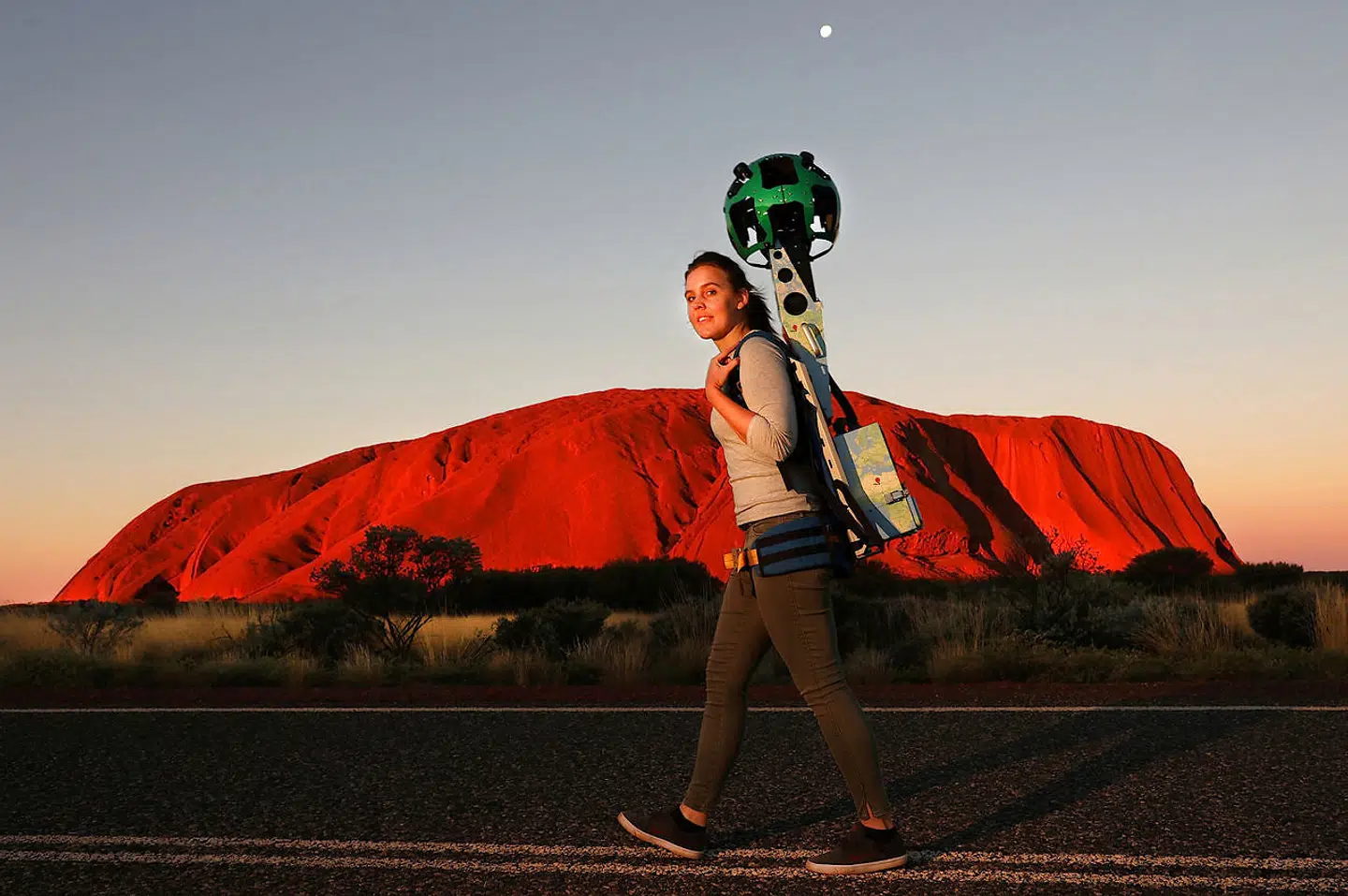 Lindsey Dixon besteg i 2017 Ayers Rock med et Google Street View Trekker kamera på ryggen. Nu bliver billederne fjernet fra Google.