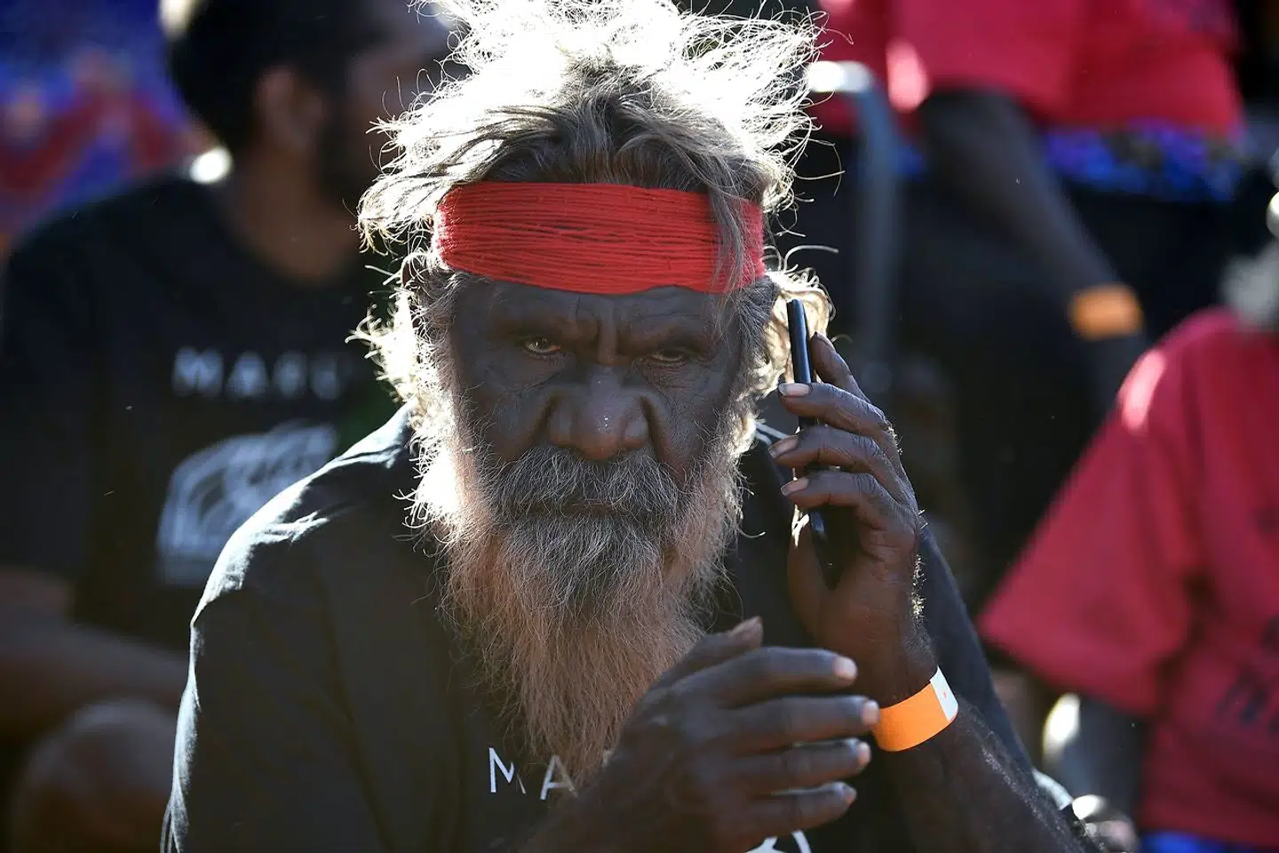 Det bliver et nej herfra. En ældre fra Anangu stammen taler i telefon forud for en ceremoni, der markere det permanente forbud for turister mod at bestige Uluru. (Photo by Saeed KHAN / AFP)