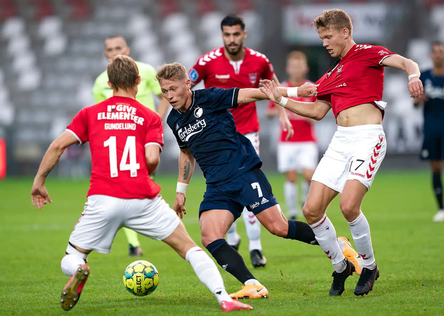 Viktor Fischer (FCK - 7) har godt fat i Lucas Jensen (VB - 17) Superliga Fodbold Vejle Boldklub mod FC København. Søndag den 27 september 2020 på Vejle Stadion.. (Foto: Claus Fisker/Ritzau Scanpix)