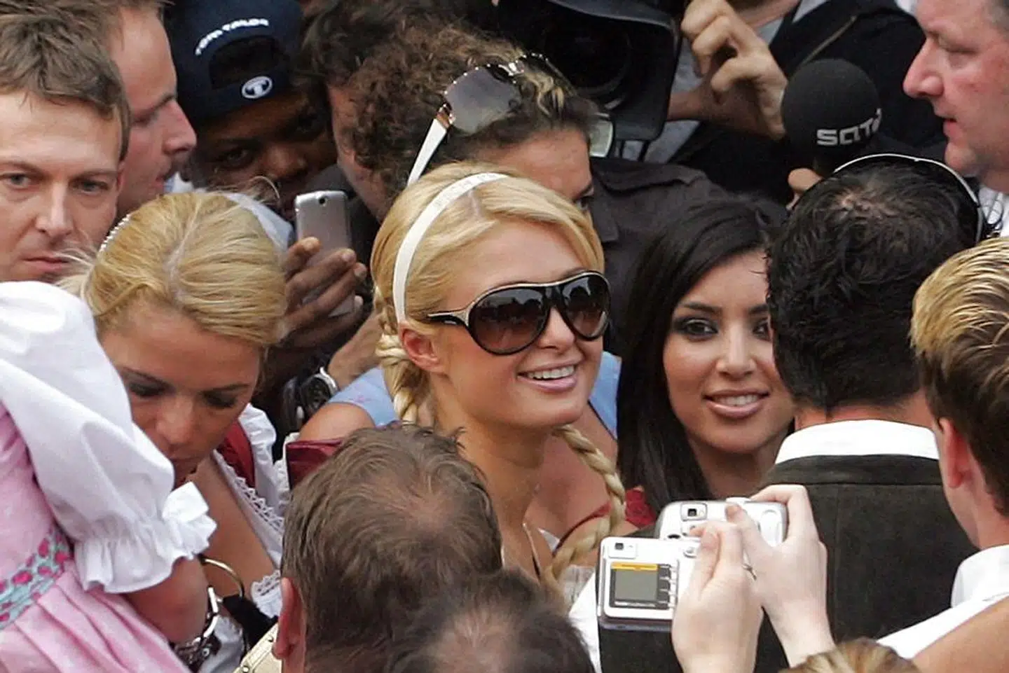 Før Kim Kardashian blev berømt, var hun stylist for Paris Hilton. Her ses hun til højre for Paris Hilton ved en oktoberfest i tyske Munchen i 2006.