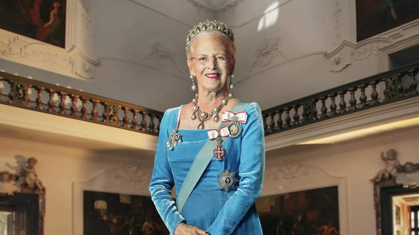 Det er nok ikke et tilfælde, at Dronningens nye gallaportræt er taget i kuppelsalgen på Fredensborg, mener kunsthistoriker. På billedet er Dronningen iført sit såkaldte Perlepoire-sæt, der består af et diadem, en halskæde, et sæt øreringe og en broche med brillanter ligesom hun poserer med Elefantordenen i skærf, Frederik IX's ordensportræt, Dannebrogordenens storkommandørkors og Elefantordenens bryststjerne.