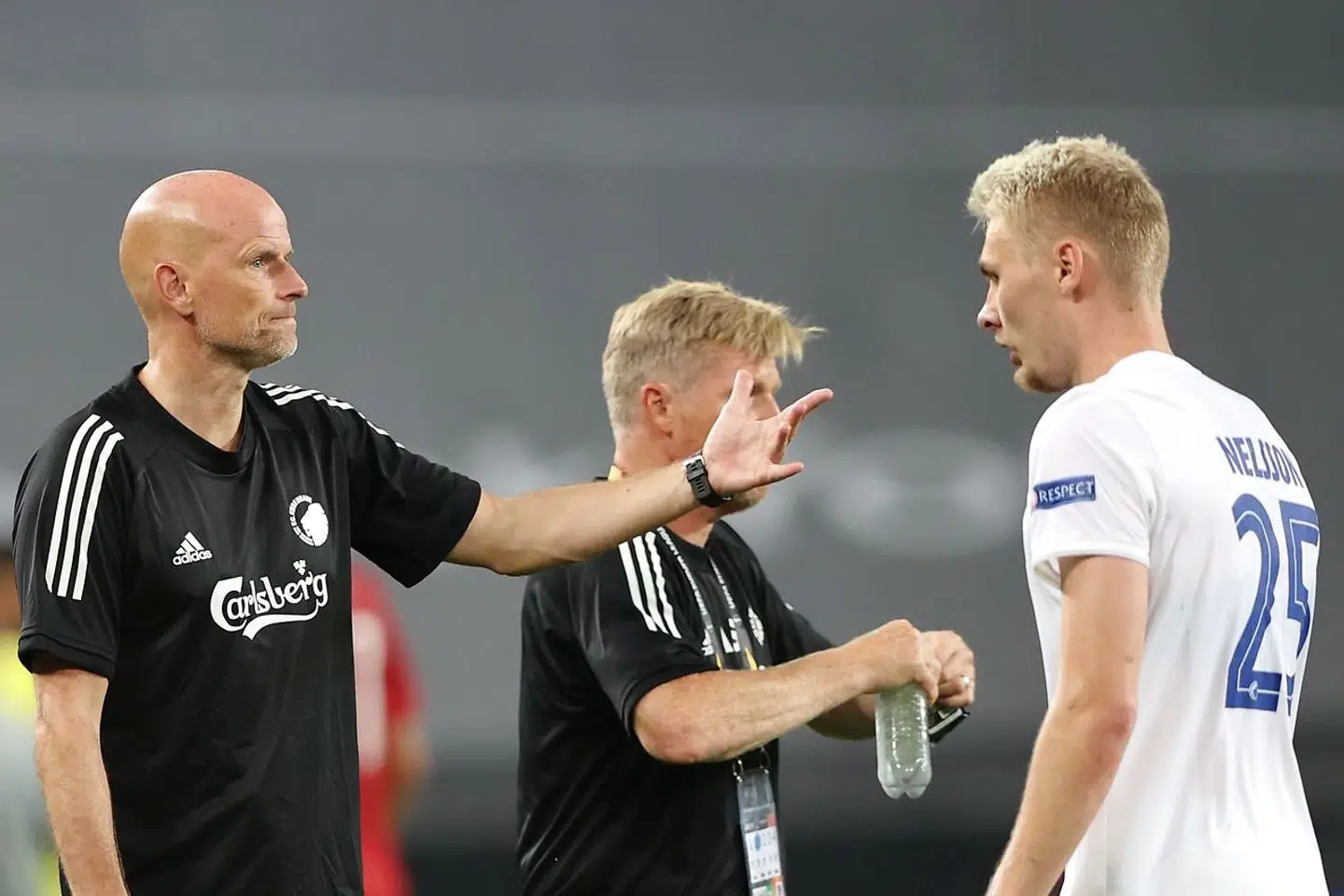 FC Copenhagen's Norwegian head coach Stale Solbakken (L) gestures towards FC Copenhagen's Danish defender Victor Nelsson (R) during the UEFA Europa League quarter-final football match between Manchester United and FC Copenhagen at the RheinEnergieStadion, in Cologne, western Germany, on August 10, 2020. (Photo by WOLFGANG RATTAY / various sources / AFP)