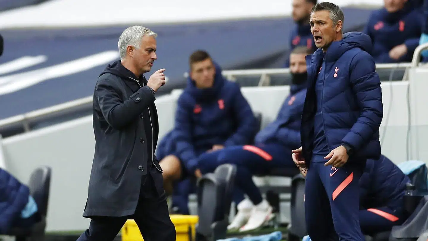 Mourinho, da dommeren pegede på pletten dybt inde i overtiden.