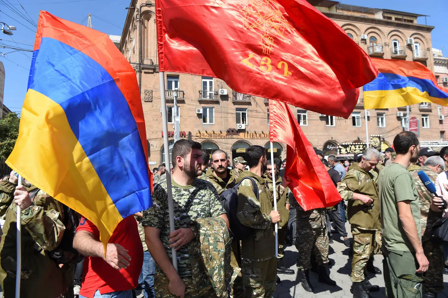 Folk i Jerevan i Armenigne melder sig frivilligt til militæret efter kampe om den omstridte Nagorno-Karabakh enklave. Nagorno-Karabakh-enklaven siger søndag, at 16 af dets soldater er blevet dræbt og over 100 andre er blevet såret under kampe med styrker fra Aserbajdsjan. Melik Baghdasaryan/Reuters