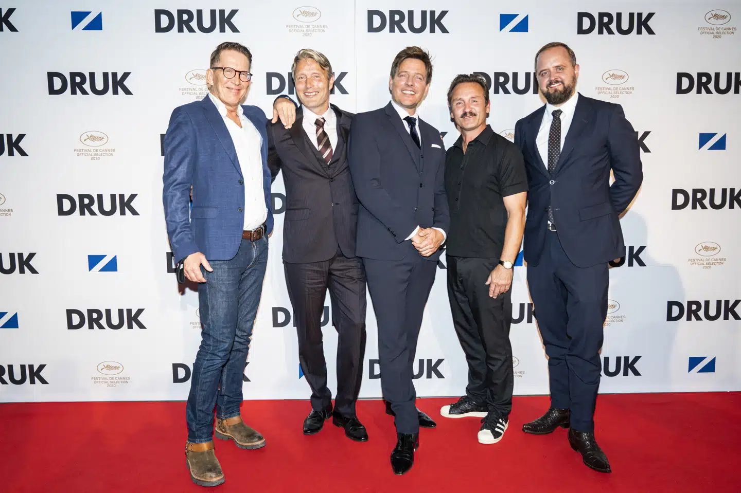 De fire hovedrolleindehavere i den danske film Druk har lørdag aften vundet prisen for bedste mandlige hovedrolle ved filmfestivalen i San Sebastian. Her ses de sammen med instruktøren til den danske premiere. Fra venstre: Thomas Bo Larsen, Mads Mikkelsen, Thomas Vinterberg, Lars Ranthe og Magnus Millang. Ida Marie Odgaard/Ritzau Scanpix