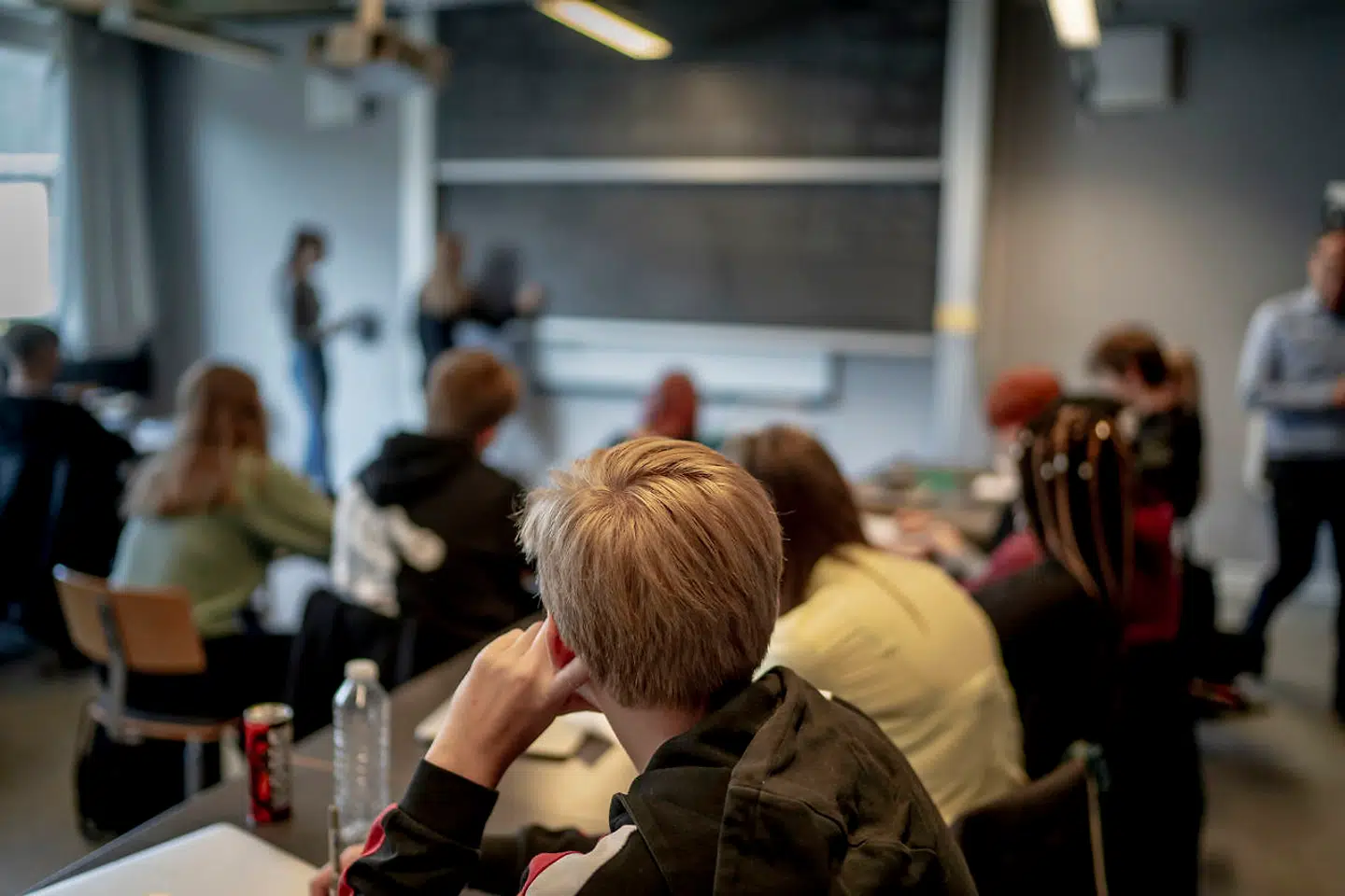 Arkivfoto. En ny undersøgelse kortlægger store problemer på landets gymnasier. Lærere og rektorer fortæller om umotiverede og forstyrrende elever og om social kontrol blandt elever med indvandrerbaggrund: »Kontrollen udøves af søskende eller kærester, når pigerne er på ekskursion eller studietur og gentagne gange bliver ringet op og skal fortælle, hvor de er, eller hvad de laver.«