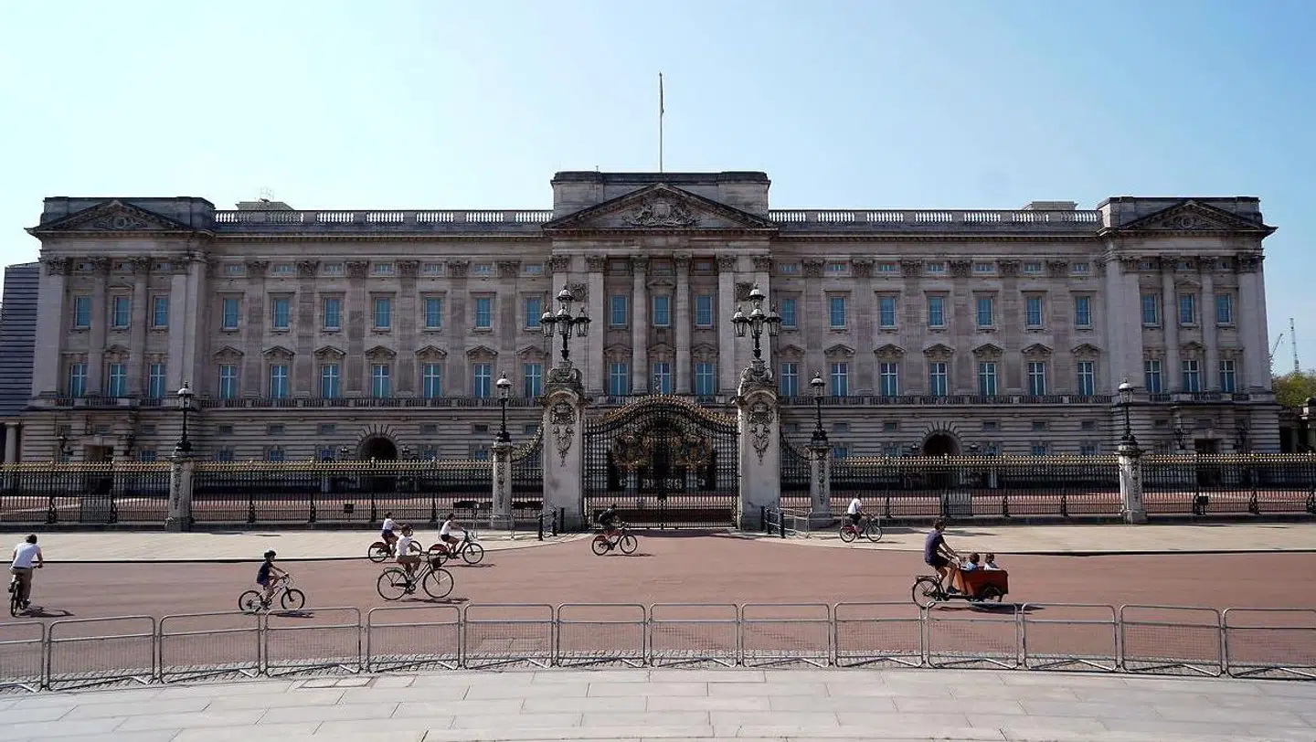 En gennemgribende renovering af Buckingham Palace, som efter planen skal finde sted de næste 10 år, forventes at løbe markant over budget på grund af coronakrisen.