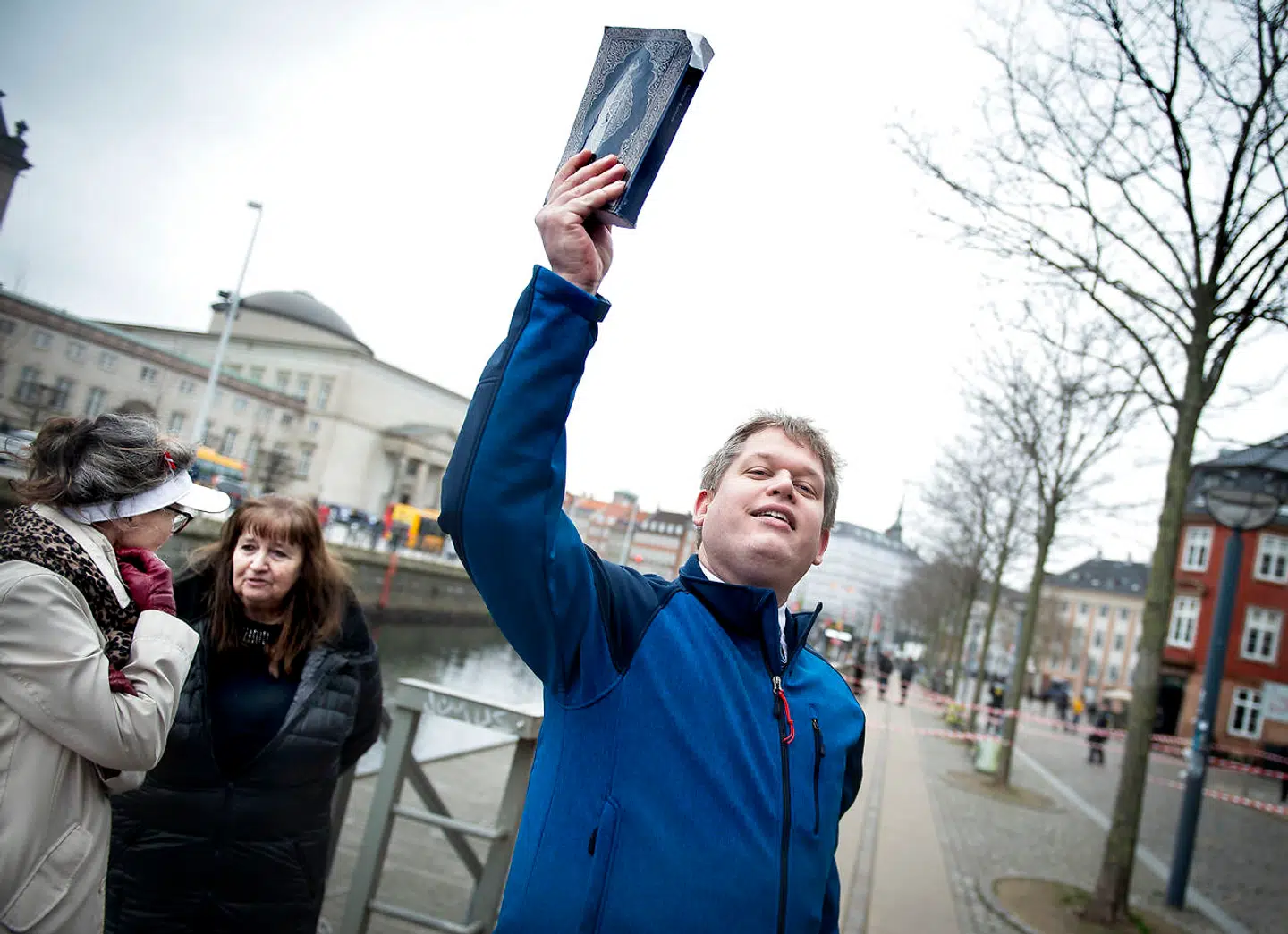 On March 22nd 2019 Islam critic Rasmus Paludan and his party burned the Quran in protest outside Christiansborg Palace. This happened at the same time as the muslim organization Hizb ut Tahrir hosted a Friday Prayer outside the Parliament Building commemorating the victims of the New Zealand Mosque attacks. . (Foto: Liselotte Sabroe/Ritzau Scanpix)