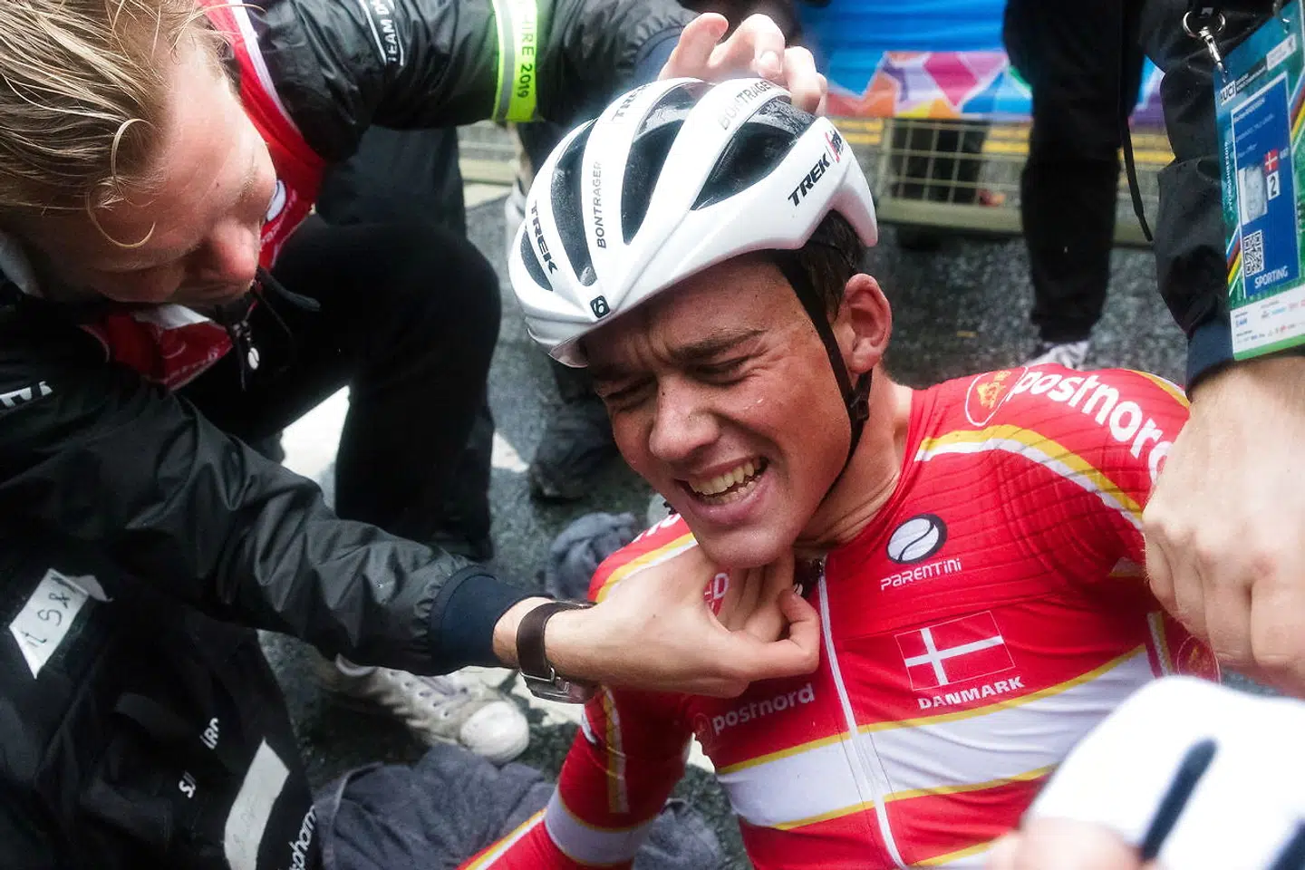 Mads Pedersen og resten af det danske hold var i ekstase, da danskeren vandt VM i Yorkshire.