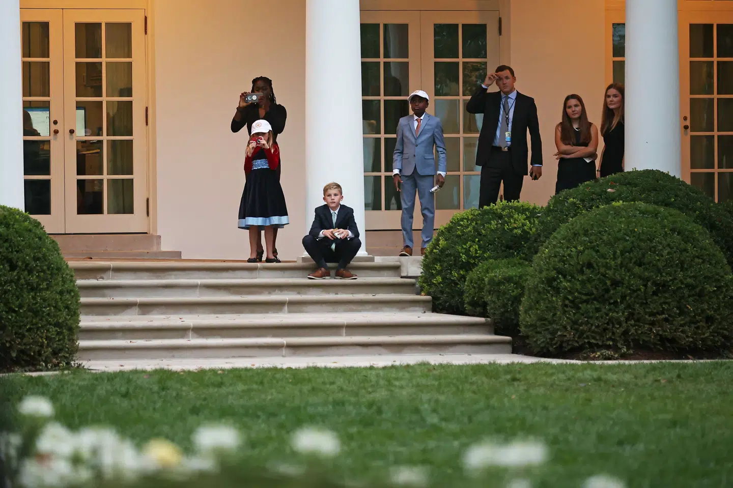Seks af Amy Coney Barretts i alt syv børn fulgte begivenhederne i Rosenhaven i Det Hvide Hus, da Barrett lørdag blev præsenteret som præsident Donald Trumps bud på en ny højesteretsdommer i USA. Chip Somodevilla/Ritzau Scanpix