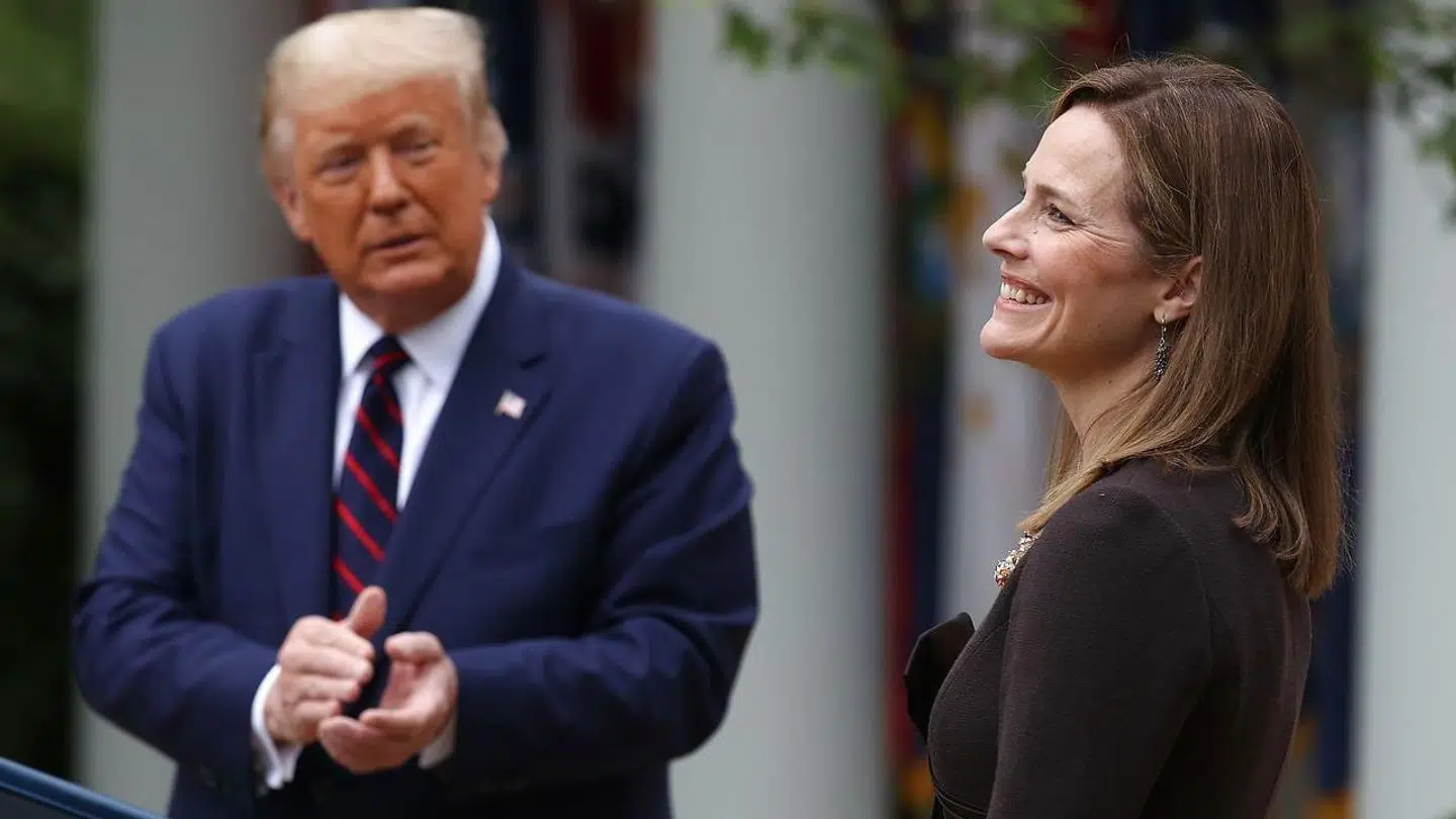 Donald Trump peger på den 48-årige Amy Coney Barrettsom (th. på billedet) kandidat til USA's højesteret.