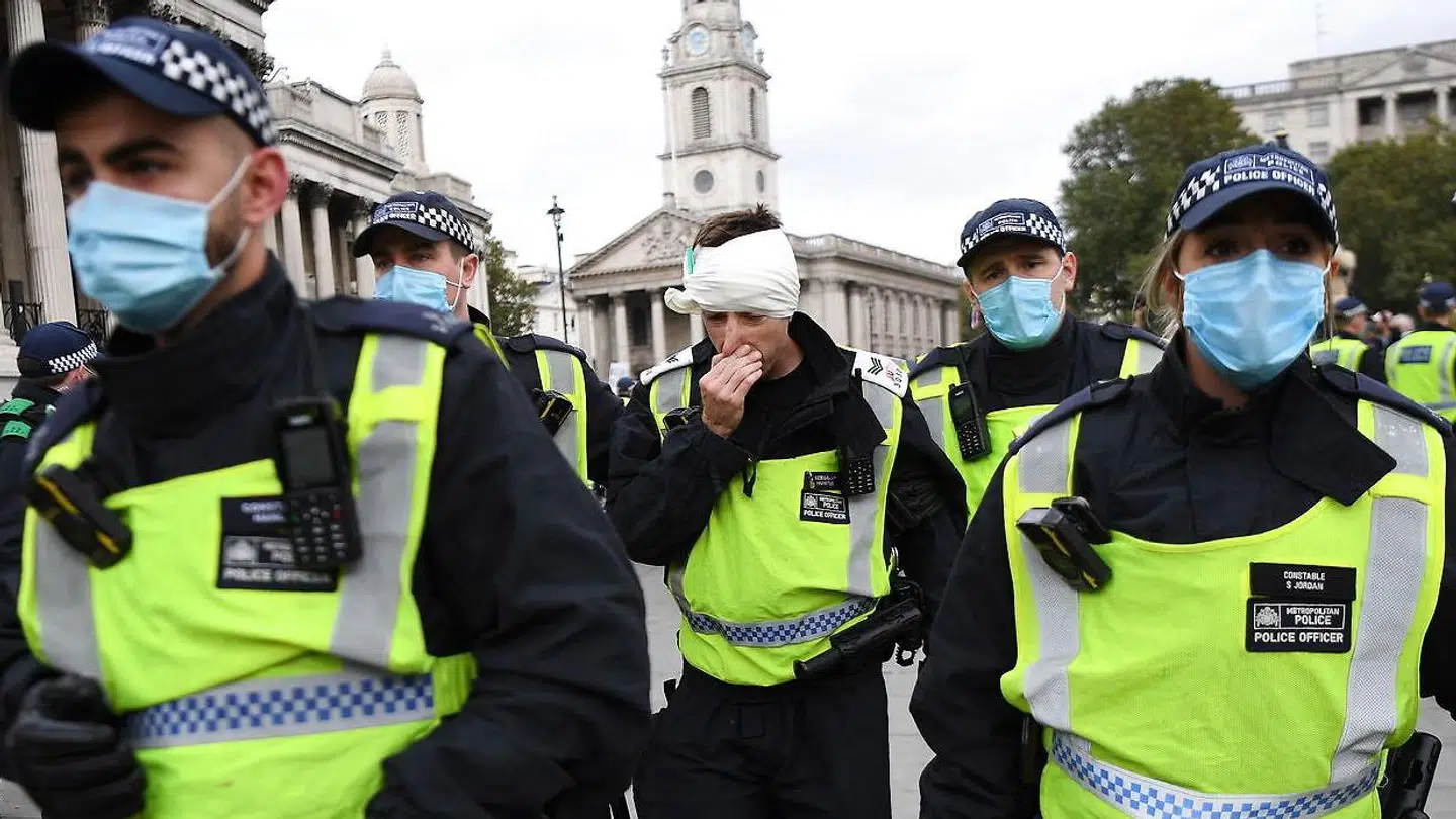 Flere demonstranter og en politibetjent er kommet til skade i forbindelse med demonstrationerne.