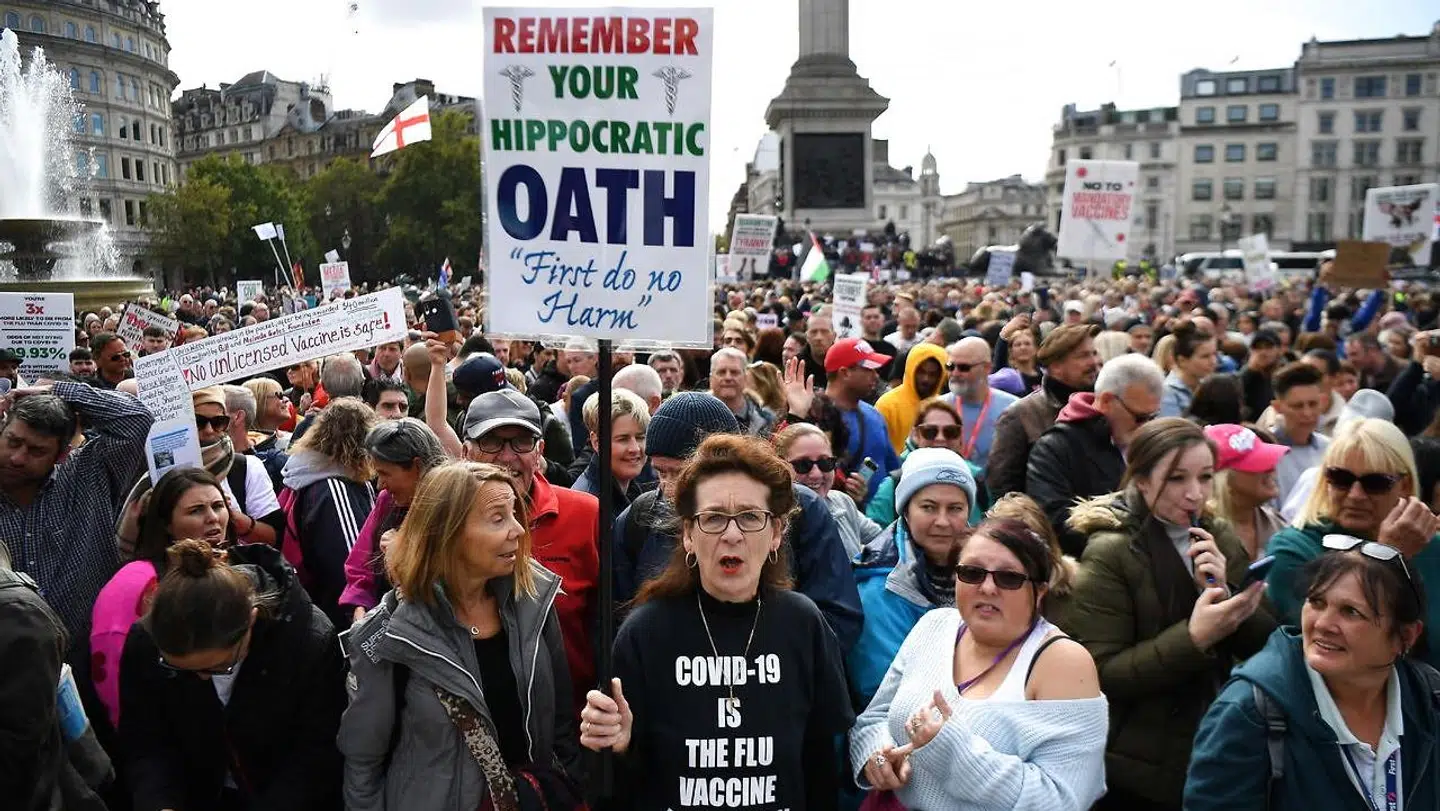 De mange fremmødte demonstranter er utilfredse med den britiske regerings håndtering af coronakrisen.