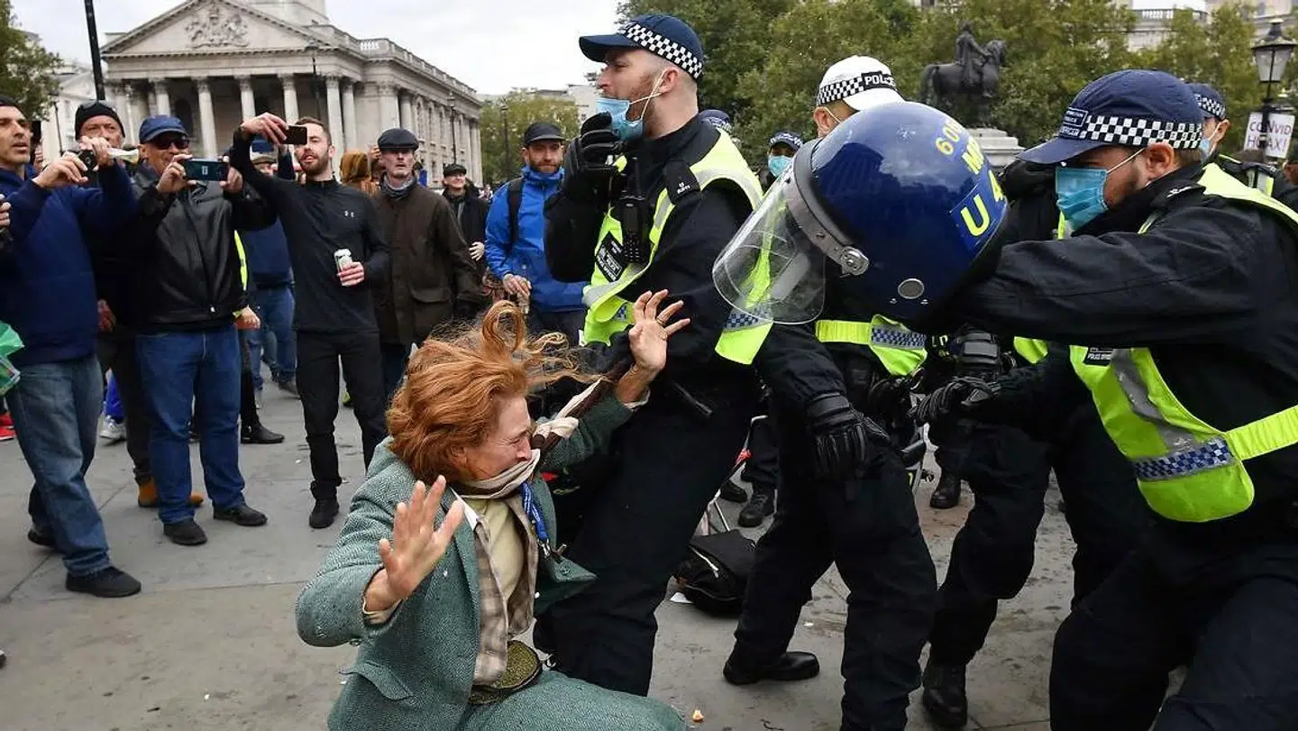 Flere demonstranter og betjente er kommet til skade i forbindelse med demonstrationerne i London.