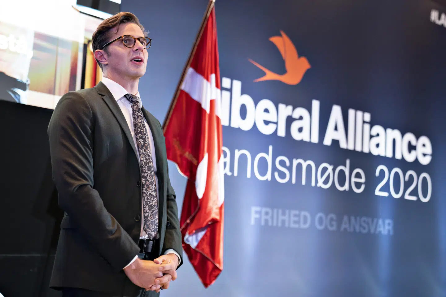 Partileder Alex Vanopslagh synger ved Liberal Alliance's landsmøde på Radisson Blu i Aarhus, lørdag den 25. september 2020. På landsmøder taler LA-lederen dunder mod højere skatter under Mette Frederiksens regering og taler i stedet for at give familierne mere frihed til selv at vælge ved eksempelvis at give et skattefradrag for at passe egne børn. Henning Bagger/Ritzau Scanpix