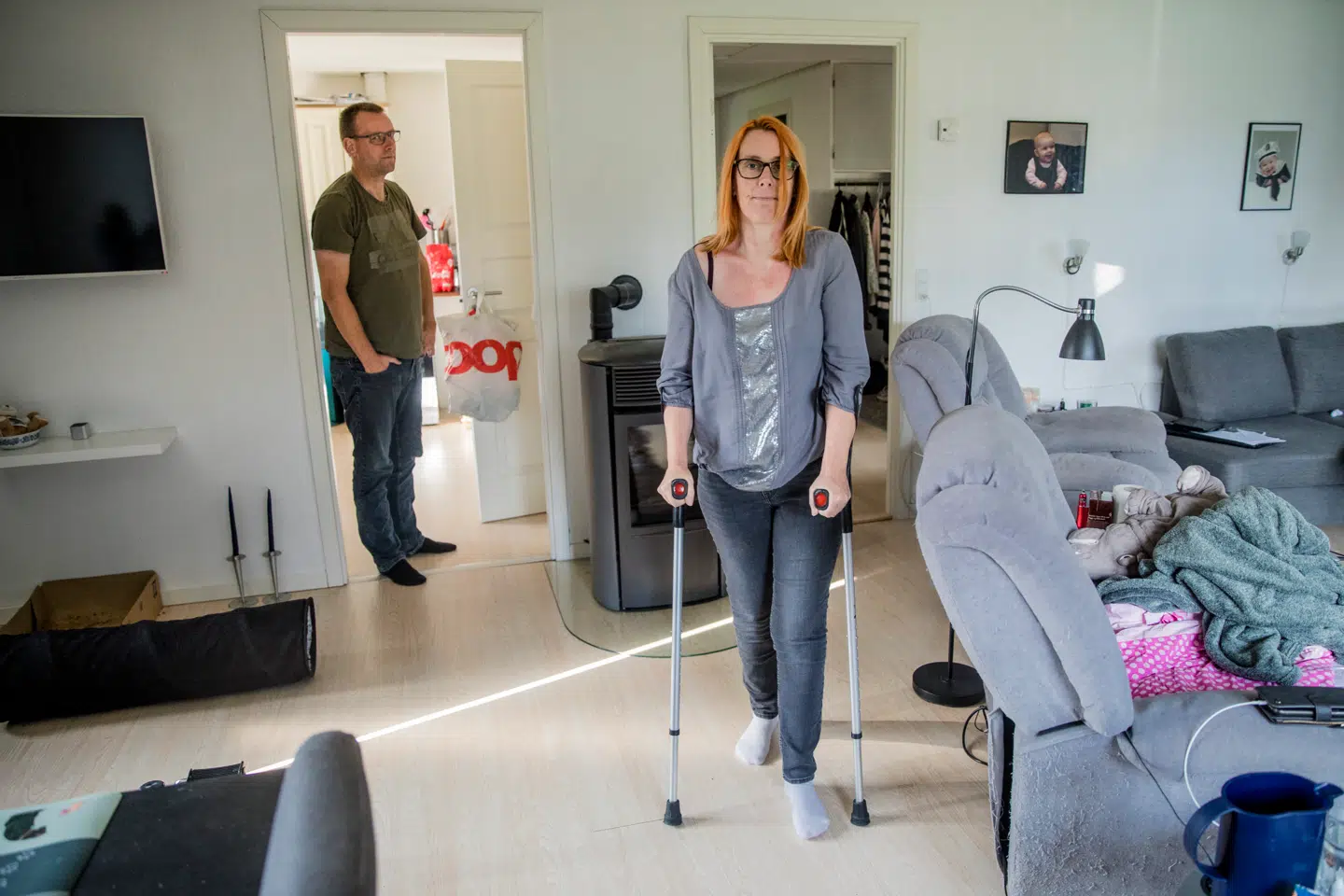 Tina Jensen på krykker, hvilket er nødvendigt for at kunne gå rundt i huset lidt uden for Vordingborg. Foto: Nikolai Linares/Byrd