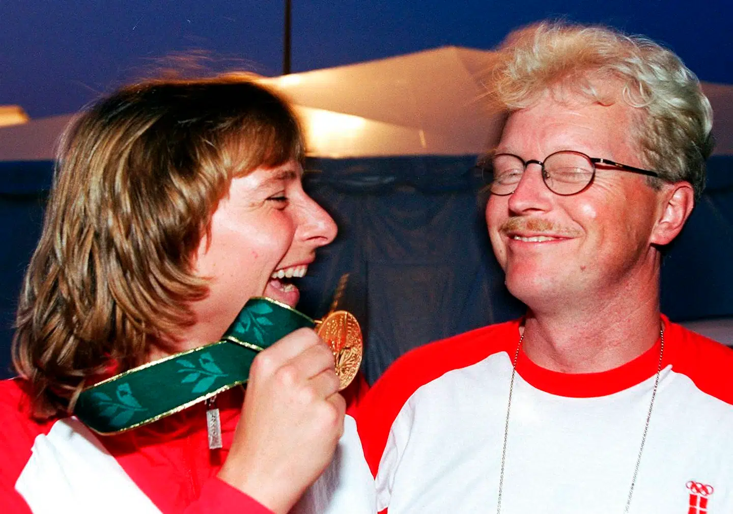 Susanne Munk Lauritsen og Ulrik Wilbek glæder sig over OL-guldmedaljen efter sejren over Korea tilbage i 1996.