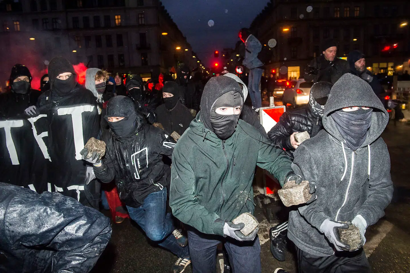 Demonstranter udstyret med brosten, fotograferet i forbindelse med rydningen af Ungdomshuset i København 1. marts 2017.