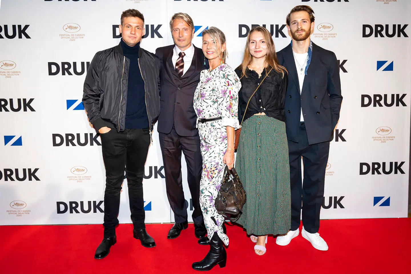 Mads Mikkelsen med sin familie til premieren på 'Druk'.