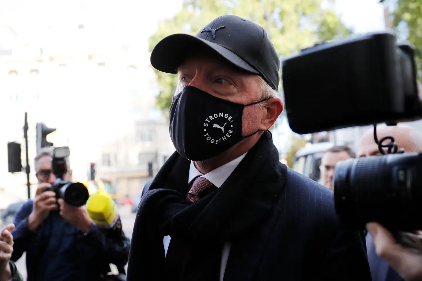 Boris Becker fulgte coronaanvisningerne med mundbind på, da han ankom til retten i London torsdag. Tolga Akmen/Ritzau Scanpix